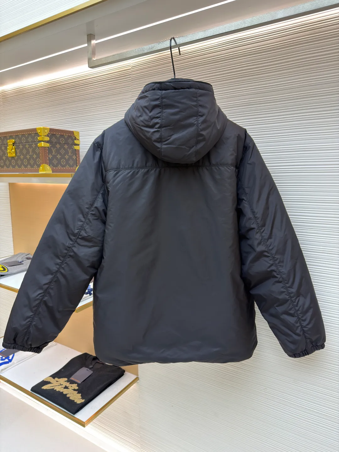 Prada triangle logo down jacket [Messi's same style] ●Original version: purchased and developed by 14606 ●Item number: 1681656-D35 ●Fabric: white duck down fabric ●Technology: mechanical down filling ●Color: black ●Version: fitted version ●Weight: about 760 grams ●Size: 46-48-50-52 ●Description: The brand's iconic regenerated nylon fabric is selected, which has the same performance as traditional nylon and has high strength, tear resistance, wear resistance and other characteristics. It is lightweight and waterproof, suitable for various scenarios. It is anti-wrinkle and quick-drying and is easy to care for and maintain on a daily basis. It pays attention to details, such as the collar, cuffs and hem are carefully cut and sewn to ensure that the entire down jacket looks exquisite and stylish. Brand logo: The triangle logo on the chest is cleverly integrated into Prada's brand elements to enhance brand recognition. It uses 90 white duck down with a fill power of 220g to ensure excellent thermal insulation performance. After the velvet has been strictly screened and processed, it is not easy to get rid of the velvet. Pay equal attention to practicality and beauty: not only focusing on beautiful design, but also emphasizing practicality to ensure that the wearer can feel warm and comfortable while enjoying fashion. The overall wiring is straight and delicate, the fabric is comfortable and soft, and the color is consistent without color difference. It can be matched with the same style to create a fashionable look and control various occasions. Customized accessories, complete with three standards, same style for men and women!
