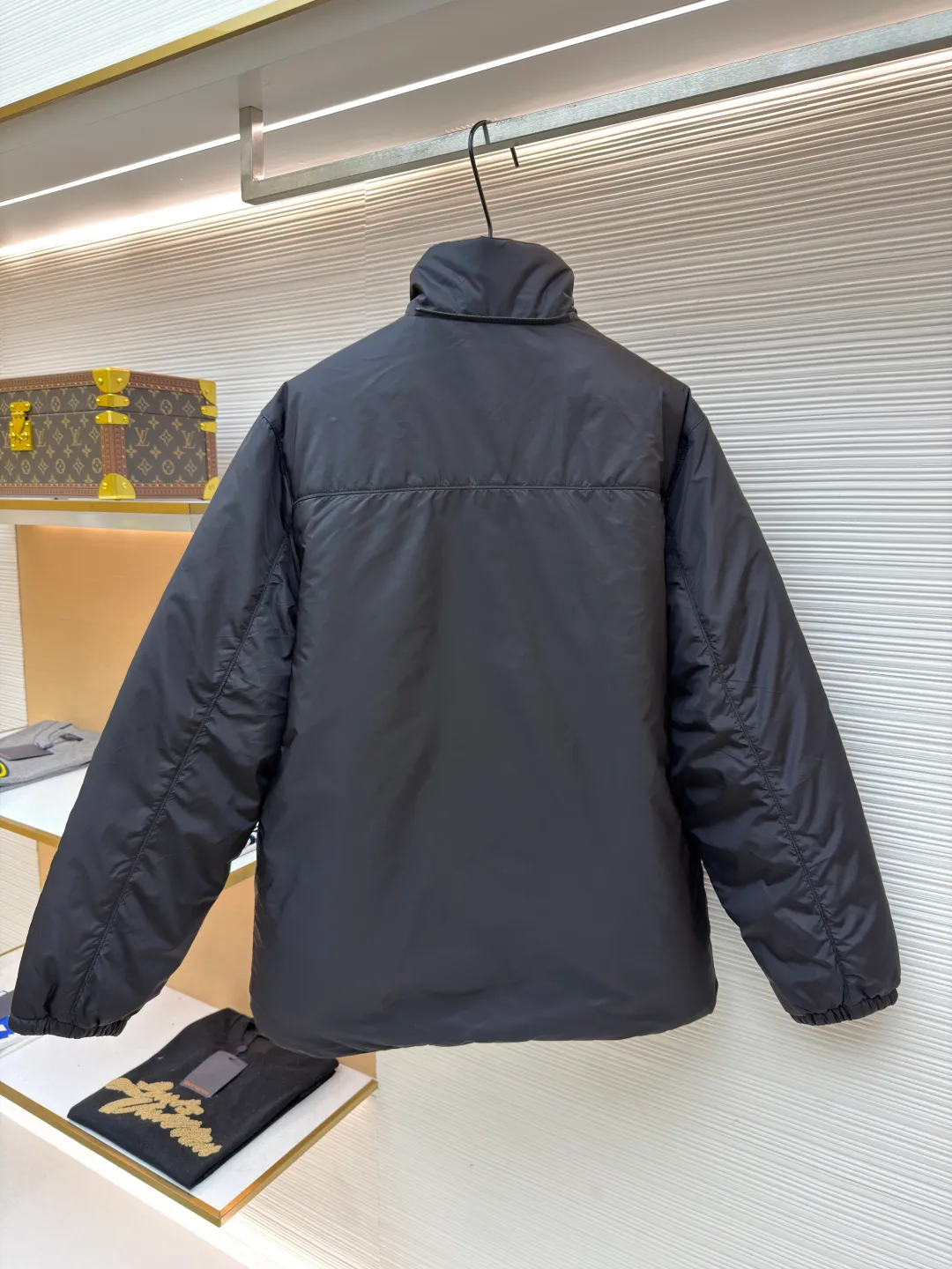 Prada triangle logo down jacket [Messi's same style] ●Original version: purchased and developed by 14606 ●Item number: 1681656-D35 ●Fabric: white duck down fabric ●Technology: mechanical down filling ●Color: black ●Version: fitted version ●Weight: about 760 grams ●Size: 46-48-50-52 ●Description: The brand's iconic regenerated nylon fabric is selected, which has the same performance as traditional nylon and has high strength, tear resistance, wear resistance and other characteristics. It is lightweight and waterproof, suitable for various scenarios. It is anti-wrinkle and quick-drying and is easy to care for and maintain on a daily basis. It pays attention to details, such as the collar, cuffs and hem are carefully cut and sewn to ensure that the entire down jacket looks exquisite and stylish. Brand logo: The triangle logo on the chest is cleverly integrated into Prada's brand elements to enhance brand recognition. It uses 90 white duck down with a fill power of 220g to ensure excellent thermal insulation performance. After the velvet has been strictly screened and processed, it is not easy to get rid of the velvet. Pay equal attention to practicality and beauty: not only focusing on beautiful design, but also emphasizing practicality to ensure that the wearer can feel warm and comfortable while enjoying fashion. The overall wiring is straight and delicate, the fabric is comfortable and soft, and the color is consistent without color difference. It can be matched with the same style to create a fashionable look and control various occasions. Customized accessories, complete with three standards, same style for men and women!