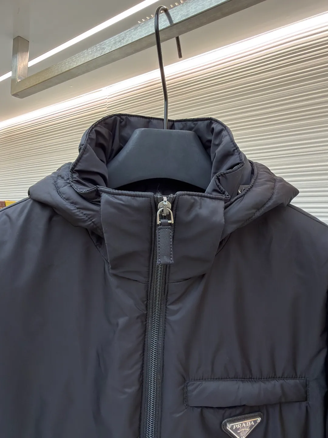 Prada triangle logo down jacket [Messi's same style] ●Original version: purchased and developed by 14606 ●Item number: 1681656-D35 ●Fabric: white duck down fabric ●Technology: mechanical down filling ●Color: black ●Version: fitted version ●Weight: about 760 grams ●Size: 46-48-50-52 ●Description: The brand's iconic regenerated nylon fabric is selected, which has the same performance as traditional nylon and has high strength, tear resistance, wear resistance and other characteristics. It is lightweight and waterproof, suitable for various scenarios. It is anti-wrinkle and quick-drying and is easy to care for and maintain on a daily basis. It pays attention to details, such as the collar, cuffs and hem are carefully cut and sewn to ensure that the entire down jacket looks exquisite and stylish. Brand logo: The triangle logo on the chest is cleverly integrated into Prada's brand elements to enhance brand recognition. It uses 90 white duck down with a fill power of 220g to ensure excellent thermal insulation performance. After the velvet has been strictly screened and processed, it is not easy to get rid of the velvet. Pay equal attention to practicality and beauty: not only focusing on beautiful design, but also emphasizing practicality to ensure that the wearer can feel warm and comfortable while enjoying fashion. The overall wiring is straight and delicate, the fabric is comfortable and soft, and the color is consistent without color difference. It can be matched with the same style to create a fashionable look and control various occasions. Customized accessories, complete with three standards, same style for men and women!