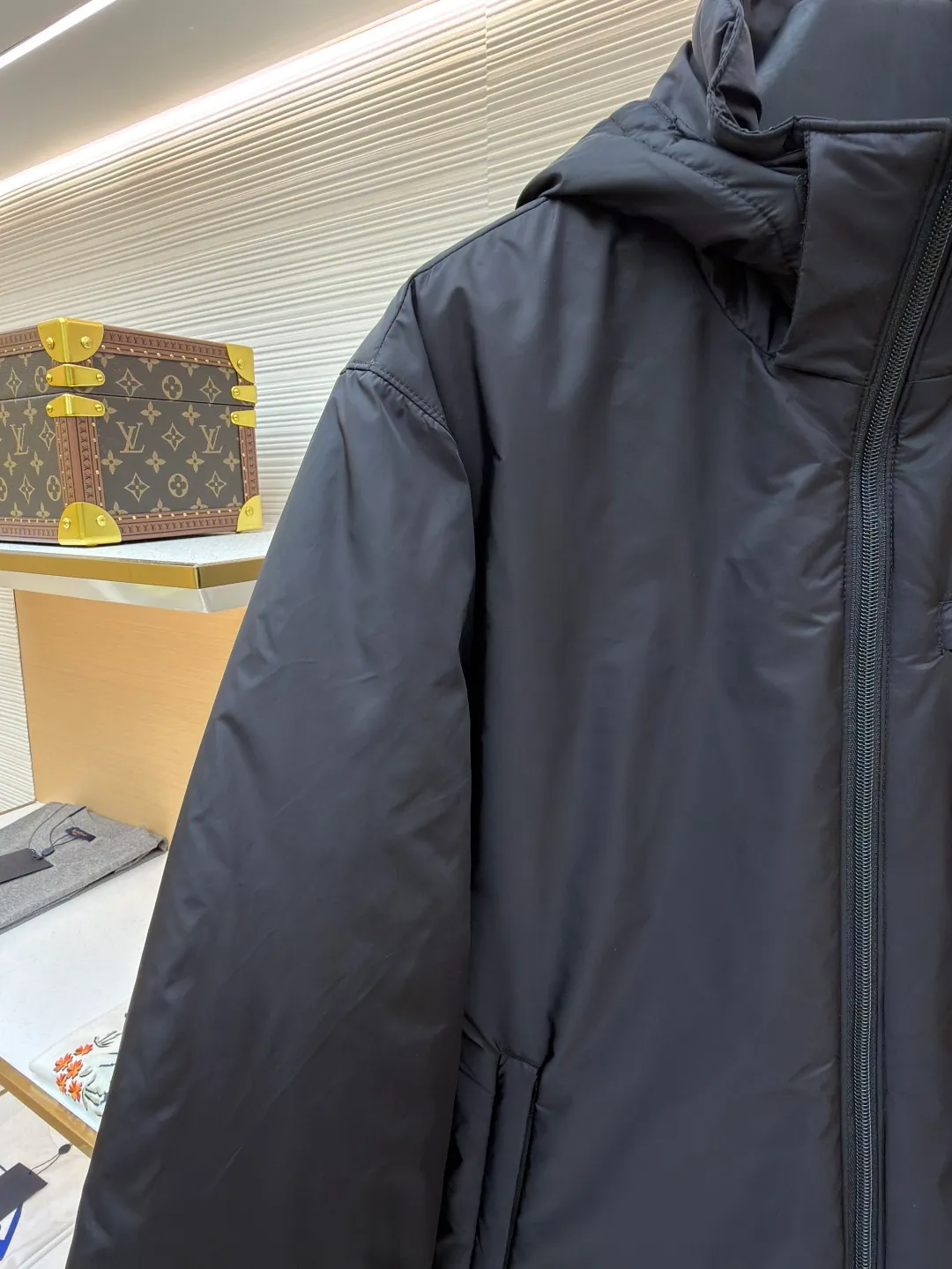 Prada triangle logo down jacket [Messi's same style] ●Original version: purchased and developed by 14606 ●Item number: 1681656-D35 ●Fabric: white duck down fabric ●Technology: mechanical down filling ●Color: black ●Version: fitted version ●Weight: about 760 grams ●Size: 46-48-50-52 ●Description: The brand's iconic regenerated nylon fabric is selected, which has the same performance as traditional nylon and has high strength, tear resistance, wear resistance and other characteristics. It is lightweight and waterproof, suitable for various scenarios. It is anti-wrinkle and quick-drying and is easy to care for and maintain on a daily basis. It pays attention to details, such as the collar, cuffs and hem are carefully cut and sewn to ensure that the entire down jacket looks exquisite and stylish. Brand logo: The triangle logo on the chest is cleverly integrated into Prada's brand elements to enhance brand recognition. It uses 90 white duck down with a fill power of 220g to ensure excellent thermal insulation performance. After the velvet has been strictly screened and processed, it is not easy to get rid of the velvet. Pay equal attention to practicality and beauty: not only focusing on beautiful design, but also emphasizing practicality to ensure that the wearer can feel warm and comfortable while enjoying fashion. The overall wiring is straight and delicate, the fabric is comfortable and soft, and the color is consistent without color difference. It can be matched with the same style to create a fashionable look and control various occasions. Customized accessories, complete with three standards, same style for men and women!