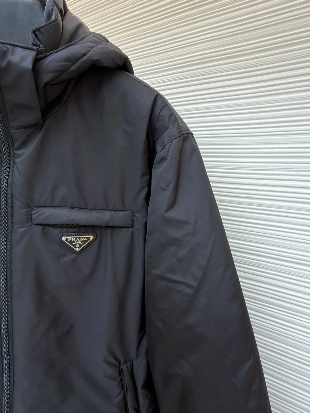 Prada triangle logo down jacket [Messi's same style] ●Original version: purchased and developed by 14606 ●Item number: 1681656-D35 ●Fabric: white duck down fabric ●Technology: mechanical down filling ●Color: black ●Version: fitted version ●Weight: about 760 grams ●Size: 46-48-50-52 ●Description: The brand's iconic regenerated nylon fabric is selected, which has the same performance as traditional nylon and has high strength, tear resistance, wear resistance and other characteristics. It is lightweight and waterproof, suitable for various scenarios. It is anti-wrinkle and quick-drying and is easy to care for and maintain on a daily basis. It pays attention to details, such as the collar, cuffs and hem are carefully cut and sewn to ensure that the entire down jacket looks exquisite and stylish. Brand logo: The triangle logo on the chest is cleverly integrated into Prada's brand elements to enhance brand recognition. It uses 90 white duck down with a fill power of 220g to ensure excellent thermal insulation performance. After the velvet has been strictly screened and processed, it is not easy to get rid of the velvet. Pay equal attention to practicality and beauty: not only focusing on beautiful design, but also emphasizing practicality to ensure that the wearer can feel warm and comfortable while enjoying fashion. The overall wiring is straight and delicate, the fabric is comfortable and soft, and the color is consistent without color difference. It can be matched with the same style to create a fashionable look and control various occasions. Customized accessories, complete with three standards, same style for men and women!