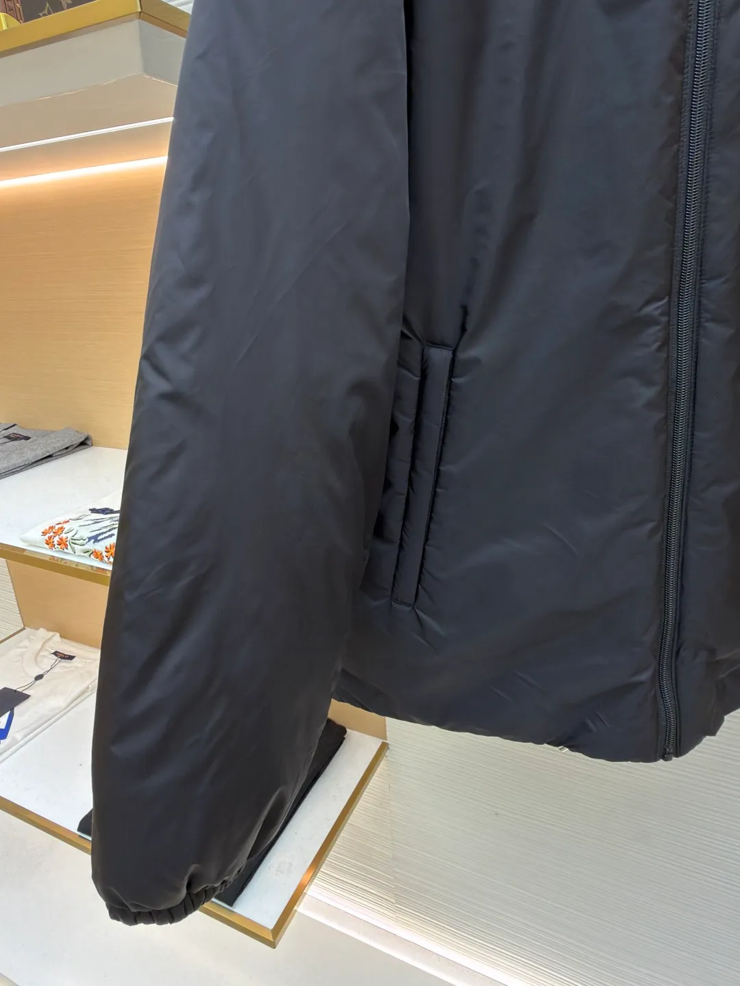 Prada triangle logo down jacket [Messi's same style] ●Original version: purchased and developed by 14606 ●Item number: 1681656-D35 ●Fabric: white duck down fabric ●Technology: mechanical down filling ●Color: black ●Version: fitted version ●Weight: about 760 grams ●Size: 46-48-50-52 ●Description: The brand's iconic regenerated nylon fabric is selected, which has the same performance as traditional nylon and has high strength, tear resistance, wear resistance and other characteristics. It is lightweight and waterproof, suitable for various scenarios. It is anti-wrinkle and quick-drying and is easy to care for and maintain on a daily basis. It pays attention to details, such as the collar, cuffs and hem are carefully cut and sewn to ensure that the entire down jacket looks exquisite and stylish. Brand logo: The triangle logo on the chest is cleverly integrated into Prada's brand elements to enhance brand recognition. It uses 90 white duck down with a fill power of 220g to ensure excellent thermal insulation performance. After the velvet has been strictly screened and processed, it is not easy to get rid of the velvet. Pay equal attention to practicality and beauty: not only focusing on beautiful design, but also emphasizing practicality to ensure that the wearer can feel warm and comfortable while enjoying fashion. The overall wiring is straight and delicate, the fabric is comfortable and soft, and the color is consistent without color difference. It can be matched with the same style to create a fashionable look and control various occasions. Customized accessories, complete with three standards, same style for men and women!
