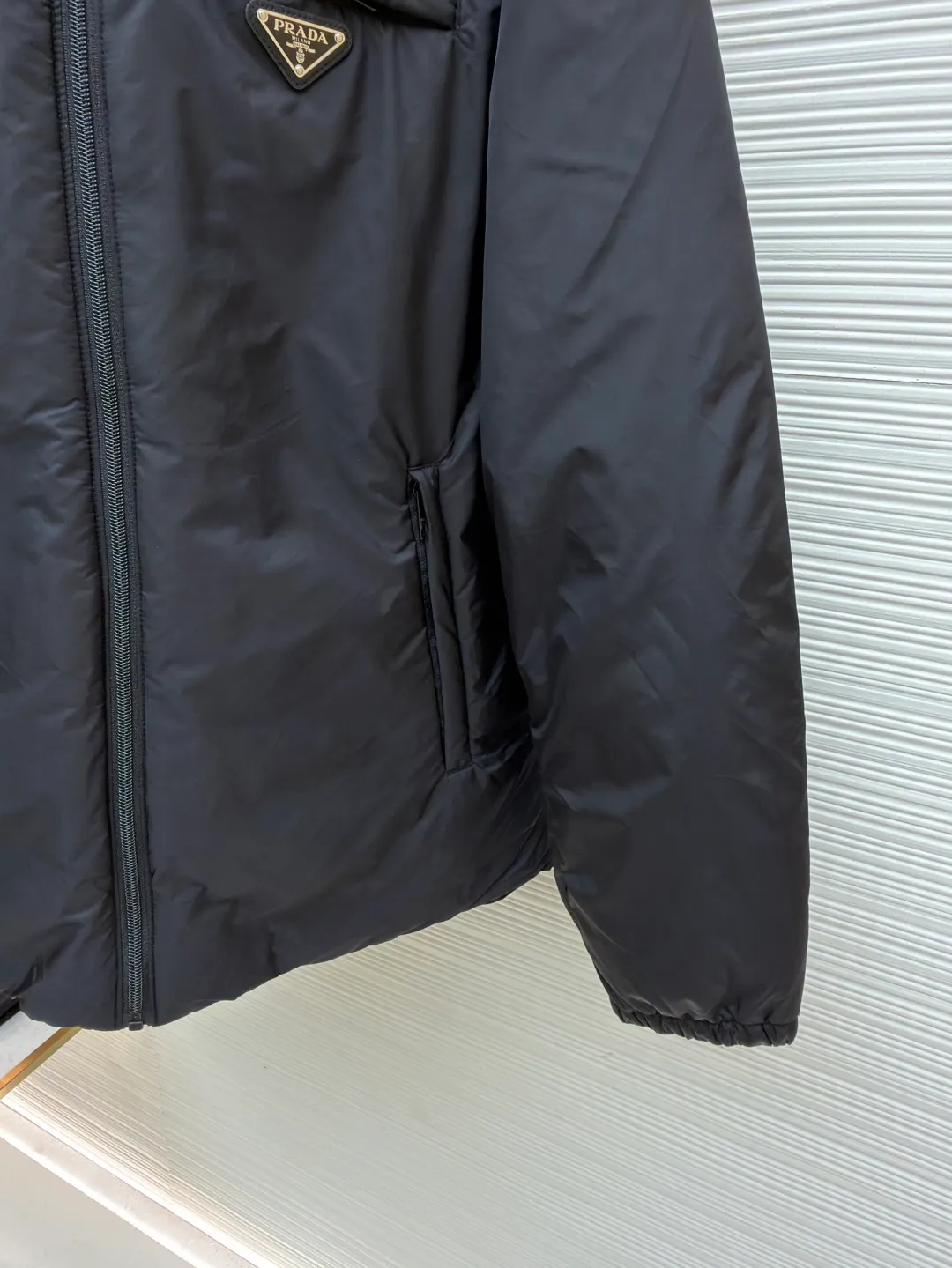 Prada triangle logo down jacket [Messi's same style] ●Original version: purchased and developed by 14606 ●Item number: 1681656-D35 ●Fabric: white duck down fabric ●Technology: mechanical down filling ●Color: black ●Version: fitted version ●Weight: about 760 grams ●Size: 46-48-50-52 ●Description: The brand's iconic regenerated nylon fabric is selected, which has the same performance as traditional nylon and has high strength, tear resistance, wear resistance and other characteristics. It is lightweight and waterproof, suitable for various scenarios. It is anti-wrinkle and quick-drying and is easy to care for and maintain on a daily basis. It pays attention to details, such as the collar, cuffs and hem are carefully cut and sewn to ensure that the entire down jacket looks exquisite and stylish. Brand logo: The triangle logo on the chest is cleverly integrated into Prada's brand elements to enhance brand recognition. It uses 90 white duck down with a fill power of 220g to ensure excellent thermal insulation performance. After the velvet has been strictly screened and processed, it is not easy to get rid of the velvet. Pay equal attention to practicality and beauty: not only focusing on beautiful design, but also emphasizing practicality to ensure that the wearer can feel warm and comfortable while enjoying fashion. The overall wiring is straight and delicate, the fabric is comfortable and soft, and the color is consistent without color difference. It can be matched with the same style to create a fashionable look and control various occasions. Customized accessories, complete with three standards, same style for men and women!