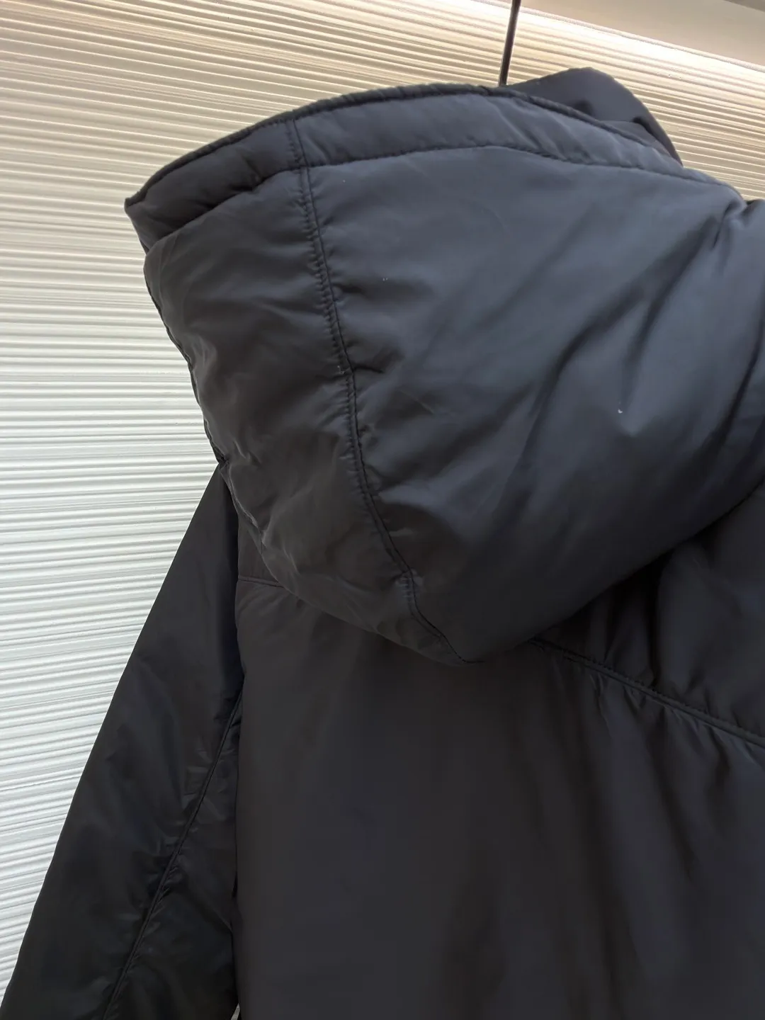 Prada triangle logo down jacket [Messi's same style] ●Original version: purchased and developed by 14606 ●Item number: 1681656-D35 ●Fabric: white duck down fabric ●Technology: mechanical down filling ●Color: black ●Version: fitted version ●Weight: about 760 grams ●Size: 46-48-50-52 ●Description: The brand's iconic regenerated nylon fabric is selected, which has the same performance as traditional nylon and has high strength, tear resistance, wear resistance and other characteristics. It is lightweight and waterproof, suitable for various scenarios. It is anti-wrinkle and quick-drying and is easy to care for and maintain on a daily basis. It pays attention to details, such as the collar, cuffs and hem are carefully cut and sewn to ensure that the entire down jacket looks exquisite and stylish. Brand logo: The triangle logo on the chest is cleverly integrated into Prada's brand elements to enhance brand recognition. It uses 90 white duck down with a fill power of 220g to ensure excellent thermal insulation performance. After the velvet has been strictly screened and processed, it is not easy to get rid of the velvet. Pay equal attention to practicality and beauty: not only focusing on beautiful design, but also emphasizing practicality to ensure that the wearer can feel warm and comfortable while enjoying fashion. The overall wiring is straight and delicate, the fabric is comfortable and soft, and the color is consistent without color difference. It can be matched with the same style to create a fashionable look and control various occasions. Customized accessories, complete with three standards, same style for men and women!