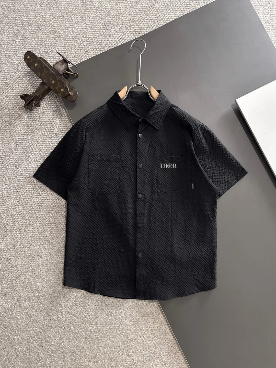 🅿️500 Next day shipping High-quality suit Dior 2025 new summer casual suit, exquisite and high-end details, full of high-end feeling. Customized high-end liquid ammonia cotton fabric, the upper body is crisp and stylish, comfortable and not tight. The clean and neat tailoring is full of urban style, which makes you feel good when you wear it. It is the first choice for high-end fashion people, and the upper body effect is super good-looking! Size: M-5XL.