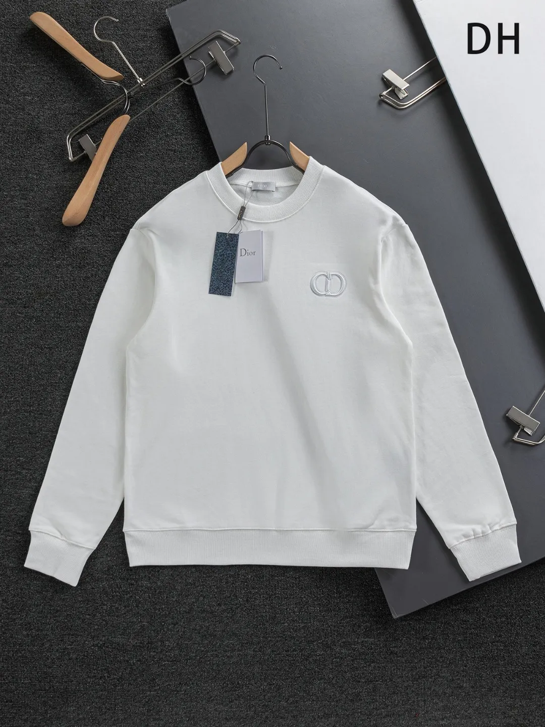 🅿️280 Dior Dior micro wide version CD micro wide version S-Xl 25ss autumn and winter sweatshirt, forever unbeatable, classic style, permanent boutique, counter timeless classic washed style, CD letter logo on chest🪡 embroidery, neckline, sleeve hem, washed heavy craftsmanship logo pattern, heavy craftsmanship, same style for men and women, short-sleeved T-shirt, cotton blended terry jersey fabric, original development This is from the 2025 beachwear limited series. The full-logo jacquard towel highlights the classic Obliave flower. It is matched with an S-shaped round neck and topstitching. It is unique. The whole body is decorated with obliqve jacquard. The ribbed round neck is matched with V-shaped topstitching. Customized accessories. The whole body is customized and developed according to the Y-panel... Complete with three standards, it can control various styles and pay tribute to Dior's historic year! Coupled with the blessing of full-flower cotton material, both the upper body comfort and the existence are unparalleled. It can be said to be a must-have companion in summer. The excellent breathability and comfortable wearing feeling are unparalleled~ Recommended! ! Same style for men and women! Color: Black White Lake Blue Size: S-XL Size chart: S: Shoulder width 55-Bust 56-Length 71.5 M: Shoulder width 56.5-Bust 58-Length 73 L: Shoulder width 58-Bust 60-Length 74.5 XL: Shoulder width 59.5-Bust 62-Length 76