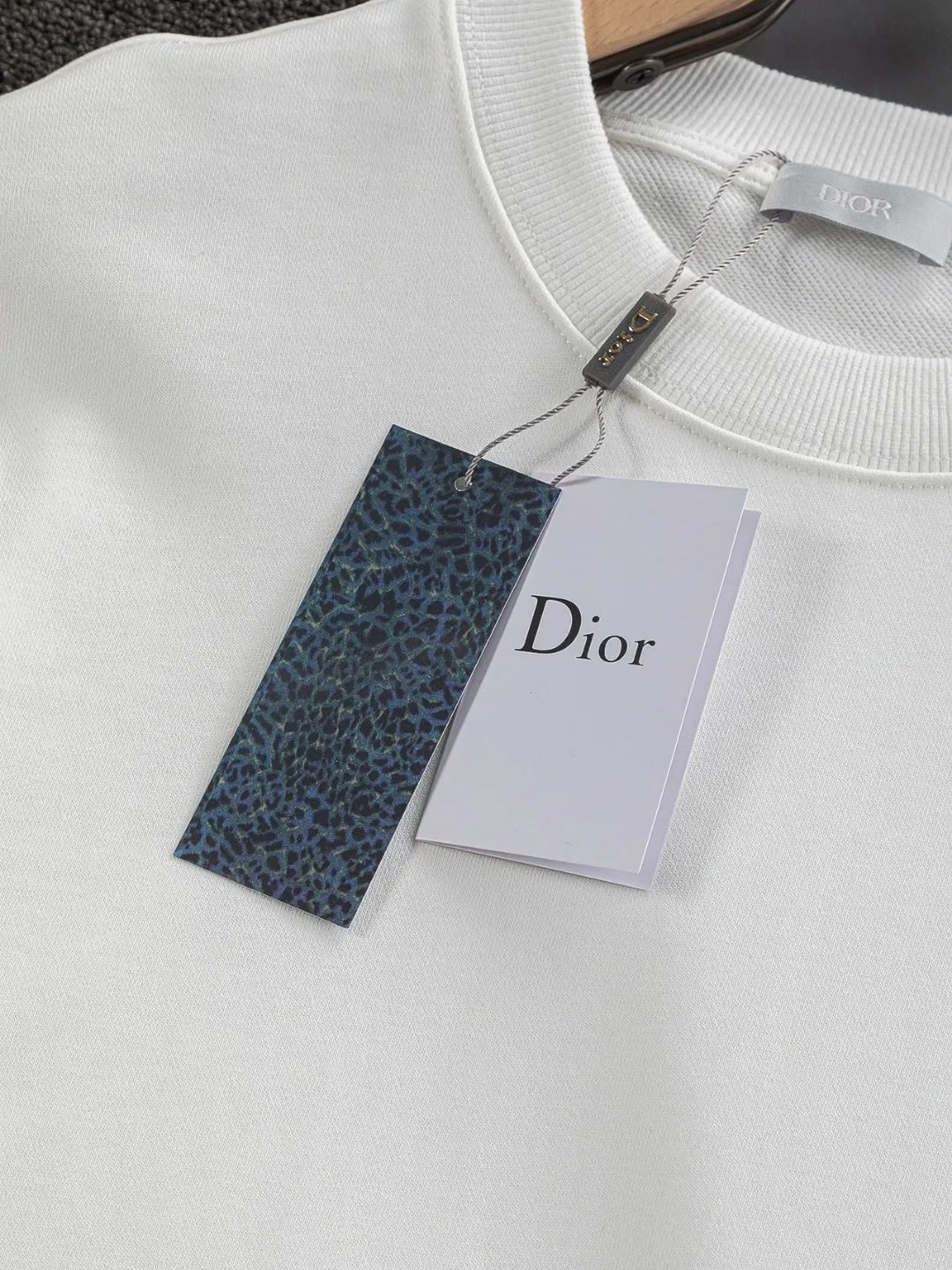 🅿️280 Dior Dior micro wide version CD micro wide version S-Xl 25ss autumn and winter sweatshirt, forever unbeatable, classic style, permanent boutique, counter timeless classic washed style, CD letter logo on chest🪡 embroidery, neckline, sleeve hem, washed heavy craftsmanship logo pattern, heavy craftsmanship, same style for men and women, short-sleeved T-shirt, cotton blended terry jersey fabric, original development This is from the 2025 beachwear limited series. The full-logo jacquard towel highlights the classic Obliave flower. It is matched with an S-shaped round neck and topstitching. It is unique. The whole body is decorated with obliqve jacquard. The ribbed round neck is matched with V-shaped topstitching. Customized accessories. The whole body is customized and developed according to the Y-panel... Complete with three standards, it can control various styles and pay tribute to Dior's historic year! Coupled with the blessing of full-flower cotton material, both the upper body comfort and the existence are unparalleled. It can be said to be a must-have companion in summer. The excellent breathability and comfortable wearing feeling are unparalleled~ Recommended! ! Same style for men and women! Color: Black White Lake Blue Size: S-XL Size chart: S: Shoulder width 55-Bust 56-Length 71.5 M: Shoulder width 56.5-Bust 58-Length 73 L: Shoulder width 58-Bust 60-Length 74.5 XL: Shoulder width 59.5-Bust 62-Length 76