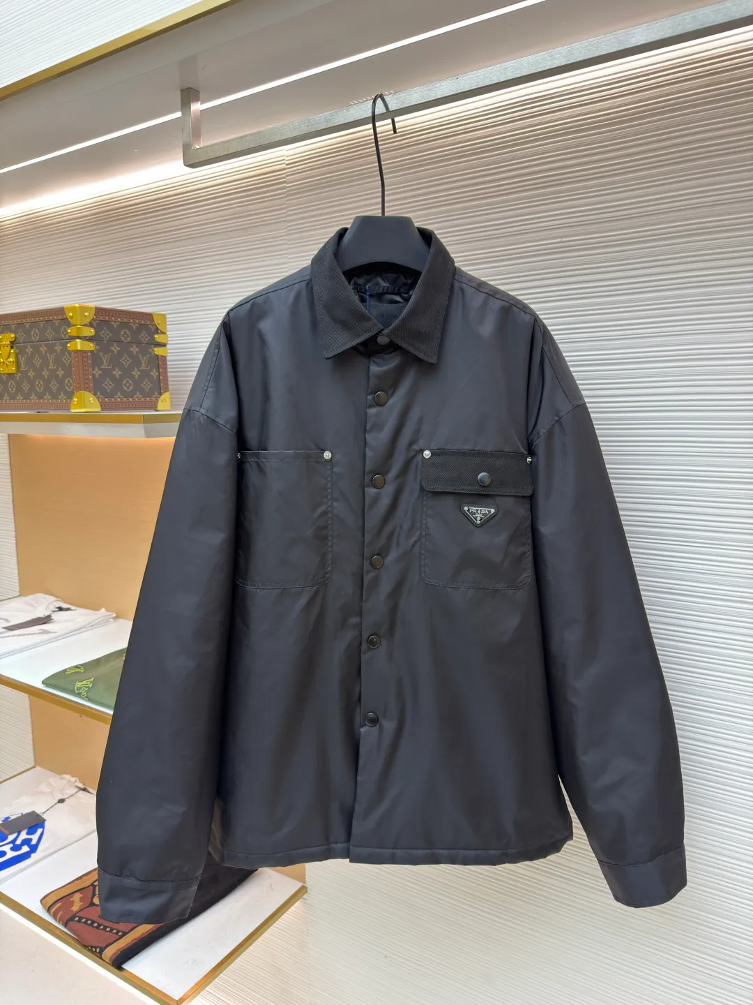Prada triangle cotton jacket ●Original version: Purchased and developed for 14100 ●Item number: 1680815-B50 ●Fabric: nylon fabric ●Technology: laser cutting ●Version: fitted version ●Weight: about 620 grams ●Size: S-M-L-XL ●Description: Customized nylon twill protective silk and velvet cloud cotton sheet inside. Full texture, thick and solid. Every inch contains heavy warmth. The iconic enamel-coated triangular metal logo embellishment highlights the elegance and nobility of the brand. The lining and padding design highlight the wrapping effect, subtly blending the warmth of cotton clothing with the aesthetics of life, showing unparalleled luxury and charm in a low-key manner. The imported special machine is used to position the "Prada triangle mark" with infrared rays. The position is more precise. It is strong and solid. It is a pure manual disassembly process after water. After completing the initial combination of the lining cloth and the cotton piece, the craftsman will further adjust and disassemble it in the water. The lining cloth and the cotton piece can achieve a perfect combination, making the lining cloth and the cotton piece more closely combined. Beautiful and neat, the template machine opens the bag. The preset template guides the position, shape and size of the bag opening. The accuracy ensures the quality of the bag opening effect. The overall wiring is straight and delicate, the fabric is comfortable and soft, and the color is consistent without color difference. It can be matched with the same style to create a fashionable look and control various occasions. Customized accessories, complete with three standards, same style for men and women!