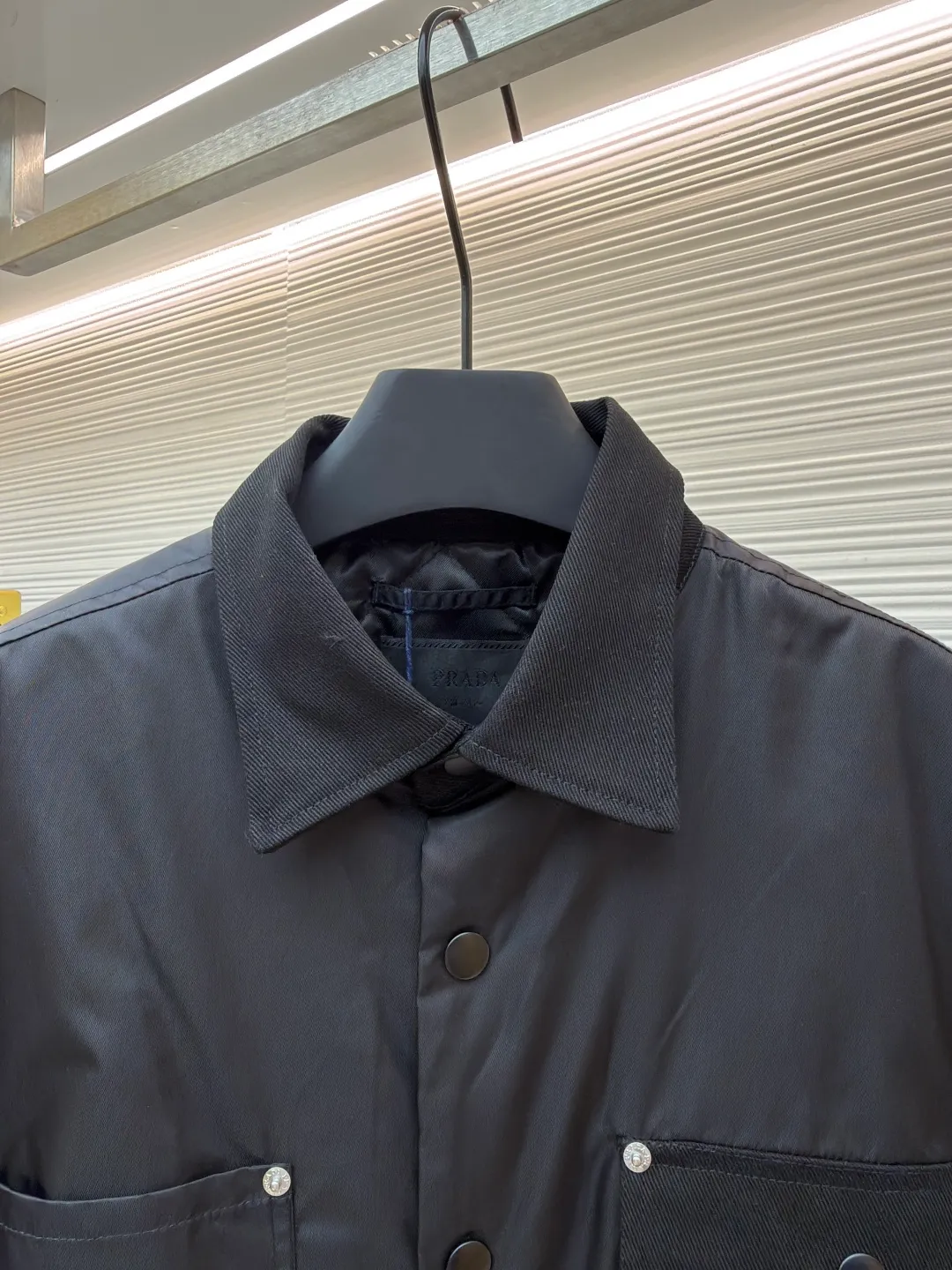 Prada triangle cotton jacket ●Original version: Purchased and developed for 14100 ●Item number: 1680815-B50 ●Fabric: nylon fabric ●Technology: laser cutting ●Version: fitted version ●Weight: about 620 grams ●Size: S-M-L-XL ●Description: Customized nylon twill protective silk and velvet cloud cotton sheet inside. Full texture, thick and solid. Every inch contains heavy warmth. The iconic enamel-coated triangular metal logo embellishment highlights the elegance and nobility of the brand. The lining and padding design highlight the wrapping effect, subtly blending the warmth of cotton clothing with the aesthetics of life, showing unparalleled luxury and charm in a low-key manner. The imported special machine is used to position the "Prada triangle mark" with infrared rays. The position is more precise. It is strong and solid. It is a pure manual disassembly process after water. After completing the initial combination of the lining cloth and the cotton piece, the craftsman will further adjust and disassemble it in the water. The lining cloth and the cotton piece can achieve a perfect combination, making the lining cloth and the cotton piece more closely combined. Beautiful and neat, the template machine opens the bag. The preset template guides the position, shape and size of the bag opening. The accuracy ensures the quality of the bag opening effect. The overall wiring is straight and delicate, the fabric is comfortable and soft, and the color is consistent without color difference. It can be matched with the same style to create a fashionable look and control various occasions. Customized accessories, complete with three standards, same style for men and women!
