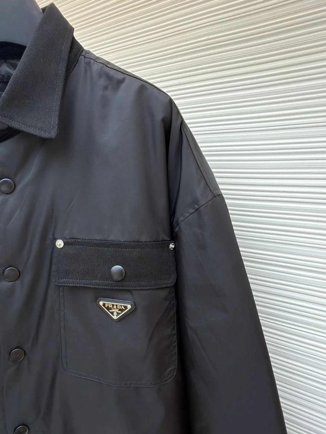 Prada triangle cotton jacket ●Original version: Purchased and developed for 14100 ●Item number: 1680815-B50 ●Fabric: nylon fabric ●Technology: laser cutting ●Version: fitted version ●Weight: about 620 grams ●Size: S-M-L-XL ●Description: Customized nylon twill protective silk and velvet cloud cotton sheet inside. Full texture, thick and solid. Every inch contains heavy warmth. The iconic enamel-coated triangular metal logo embellishment highlights the elegance and nobility of the brand. The lining and padding design highlight the wrapping effect, subtly blending the warmth of cotton clothing with the aesthetics of life, showing unparalleled luxury and charm in a low-key manner. The imported special machine is used to position the "Prada triangle mark" with infrared rays. The position is more precise. It is strong and solid. It is a pure manual disassembly process after water. After completing the initial combination of the lining cloth and the cotton piece, the craftsman will further adjust and disassemble it in the water. The lining cloth and the cotton piece can achieve a perfect combination, making the lining cloth and the cotton piece more closely combined. Beautiful and neat, the template machine opens the bag. The preset template guides the position, shape and size of the bag opening. The accuracy ensures the quality of the bag opening effect. The overall wiring is straight and delicate, the fabric is comfortable and soft, and the color is consistent without color difference. It can be matched with the same style to create a fashionable look and control various occasions. Customized accessories, complete with three standards, same style for men and women!