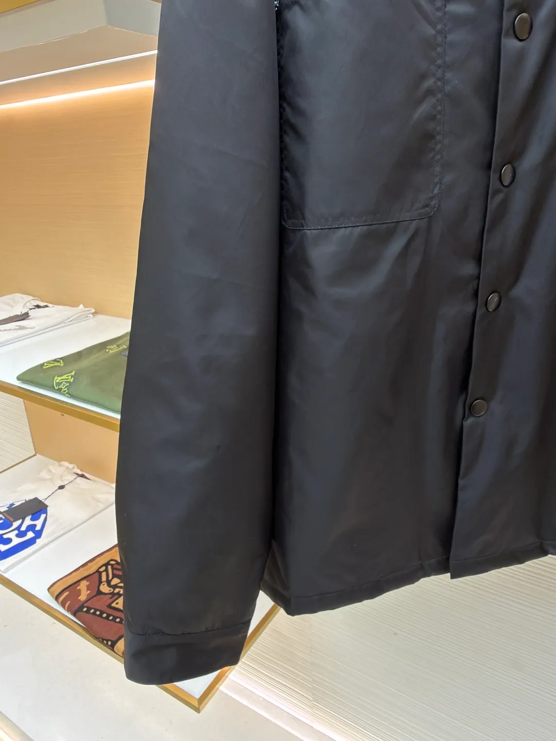 Prada triangle cotton jacket ●Original version: Purchased and developed for 14100 ●Item number: 1680815-B50 ●Fabric: nylon fabric ●Technology: laser cutting ●Version: fitted version ●Weight: about 620 grams ●Size: S-M-L-XL ●Description: Customized nylon twill protective silk and velvet cloud cotton sheet inside. Full texture, thick and solid. Every inch contains heavy warmth. The iconic enamel-coated triangular metal logo embellishment highlights the elegance and nobility of the brand. The lining and padding design highlight the wrapping effect, subtly blending the warmth of cotton clothing with the aesthetics of life, showing unparalleled luxury and charm in a low-key manner. The imported special machine is used to position the "Prada triangle mark" with infrared rays. The position is more precise. It is strong and solid. It is a pure manual disassembly process after water. After completing the initial combination of the lining cloth and the cotton piece, the craftsman will further adjust and disassemble it in the water. The lining cloth and the cotton piece can achieve a perfect combination, making the lining cloth and the cotton piece more closely combined. Beautiful and neat, the template machine opens the bag. The preset template guides the position, shape and size of the bag opening. The accuracy ensures the quality of the bag opening effect. The overall wiring is straight and delicate, the fabric is comfortable and soft, and the color is consistent without color difference. It can be matched with the same style to create a fashionable look and control various occasions. Customized accessories, complete with three standards, same style for men and women!
