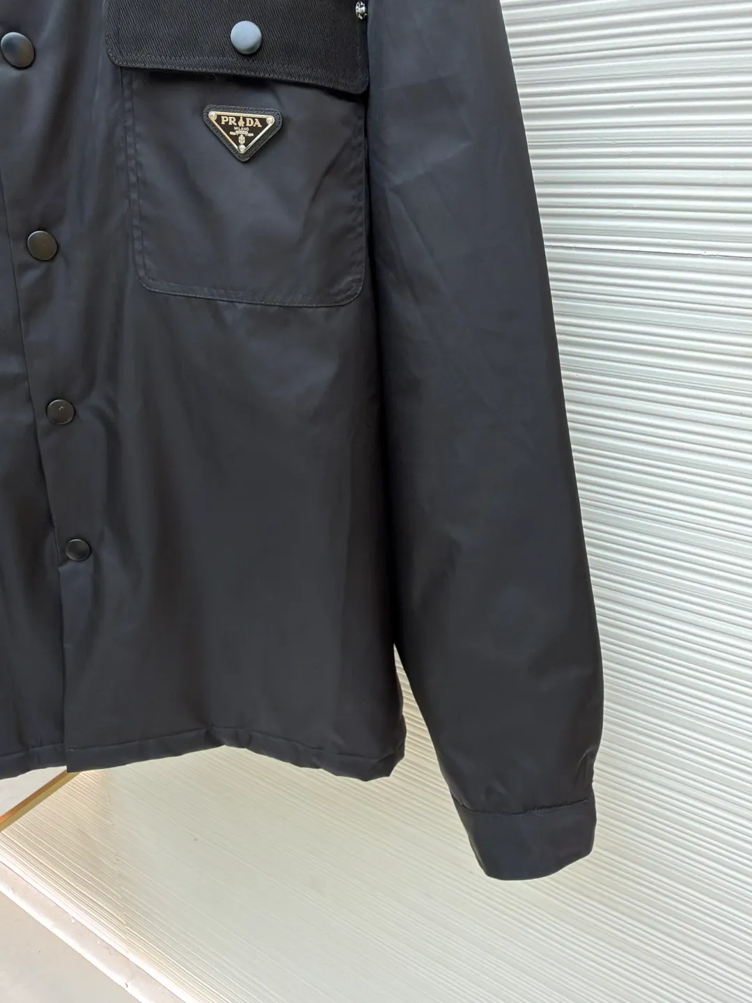 Prada triangle cotton jacket ●Original version: Purchased and developed for 14100 ●Item number: 1680815-B50 ●Fabric: nylon fabric ●Technology: laser cutting ●Version: fitted version ●Weight: about 620 grams ●Size: S-M-L-XL ●Description: Customized nylon twill protective silk and velvet cloud cotton sheet inside. Full texture, thick and solid. Every inch contains heavy warmth. The iconic enamel-coated triangular metal logo embellishment highlights the elegance and nobility of the brand. The lining and padding design highlight the wrapping effect, subtly blending the warmth of cotton clothing with the aesthetics of life, showing unparalleled luxury and charm in a low-key manner. The imported special machine is used to position the "Prada triangle mark" with infrared rays. The position is more precise. It is strong and solid. It is a pure manual disassembly process after water. After completing the initial combination of the lining cloth and the cotton piece, the craftsman will further adjust and disassemble it in the water. The lining cloth and the cotton piece can achieve a perfect combination, making the lining cloth and the cotton piece more closely combined. Beautiful and neat, the template machine opens the bag. The preset template guides the position, shape and size of the bag opening. The accuracy ensures the quality of the bag opening effect. The overall wiring is straight and delicate, the fabric is comfortable and soft, and the color is consistent without color difference. It can be matched with the same style to create a fashionable look and control various occasions. Customized accessories, complete with three standards, same style for men and women!