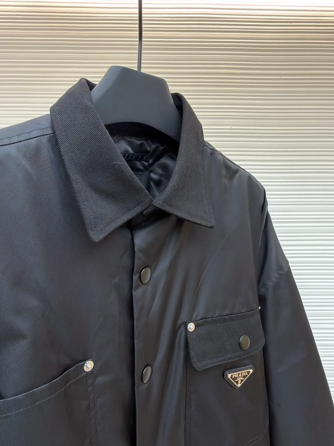Prada triangle cotton jacket ●Original version: Purchased and developed for 14100 ●Item number: 1680815-B50 ●Fabric: nylon fabric ●Technology: laser cutting ●Version: fitted version ●Weight: about 620 grams ●Size: S-M-L-XL ●Description: Customized nylon twill protective silk and velvet cloud cotton sheet inside. Full texture, thick and solid. Every inch contains heavy warmth. The iconic enamel-coated triangular metal logo embellishment highlights the elegance and nobility of the brand. The lining and padding design highlight the wrapping effect, subtly blending the warmth of cotton clothing with the aesthetics of life, showing unparalleled luxury and charm in a low-key manner. The imported special machine is used to position the "Prada triangle mark" with infrared rays. The position is more precise. It is strong and solid. It is a pure manual disassembly process after water. After completing the initial combination of the lining cloth and the cotton piece, the craftsman will further adjust and disassemble it in the water. The lining cloth and the cotton piece can achieve a perfect combination, making the lining cloth and the cotton piece more closely combined. Beautiful and neat, the template machine opens the bag. The preset template guides the position, shape and size of the bag opening. The accuracy ensures the quality of the bag opening effect. The overall wiring is straight and delicate, the fabric is comfortable and soft, and the color is consistent without color difference. It can be matched with the same style to create a fashionable look and control various occasions. Customized accessories, complete with three standards, same style for men and women!