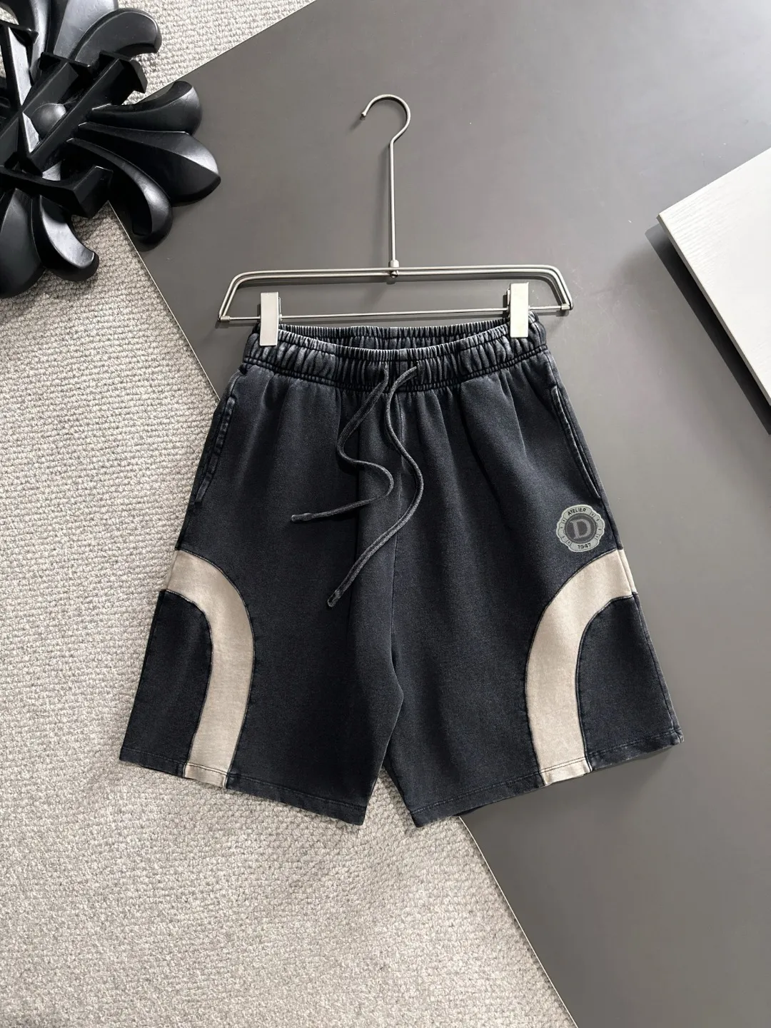 🅿️330 shipped next day, high quality DIOR/Dior 2025 spring and summer new casual solid color loose shorts with elastic band, two needle stitches at the hem of the trousers, fine and firm stitching, custom-made fabrics at the counter with high breathability and comfort, impeccable details, brand element design concept, reflecting high quality. It feels delicate and soft! It presents a casual cut and the upper body shape is great! Size: S-XXL