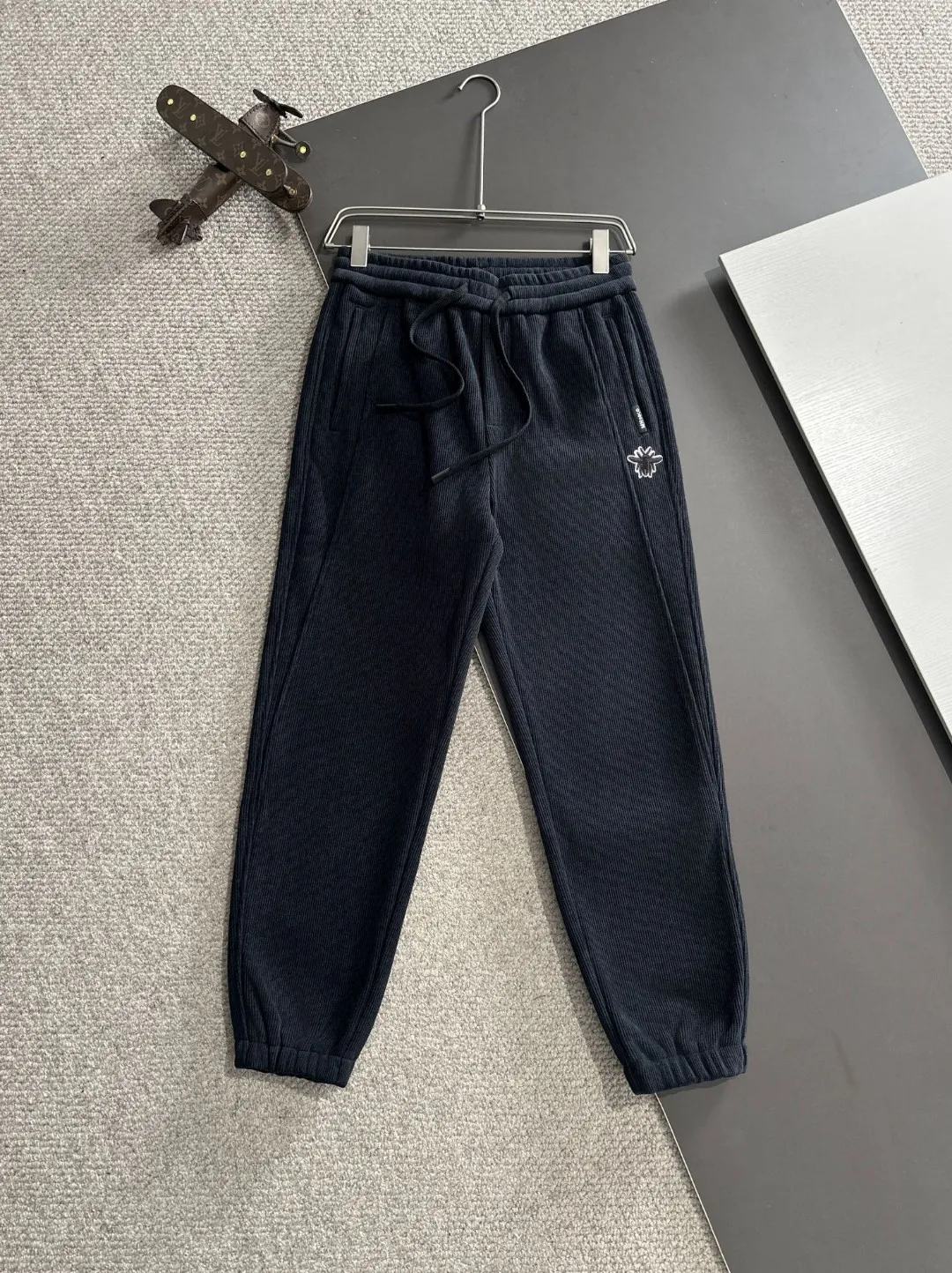 🅿️380 next day shipping Dior 2025 new early spring elastic band casual pants, thickened with velvet to keep warm. The custom-made fabrics at the counter are highly breathable and comfortable, with impeccable details and brand element design concepts, reflecting high quality. It feels delicate and soft! It presents a casual cut and the upper body shape is great! Size: M-4XL