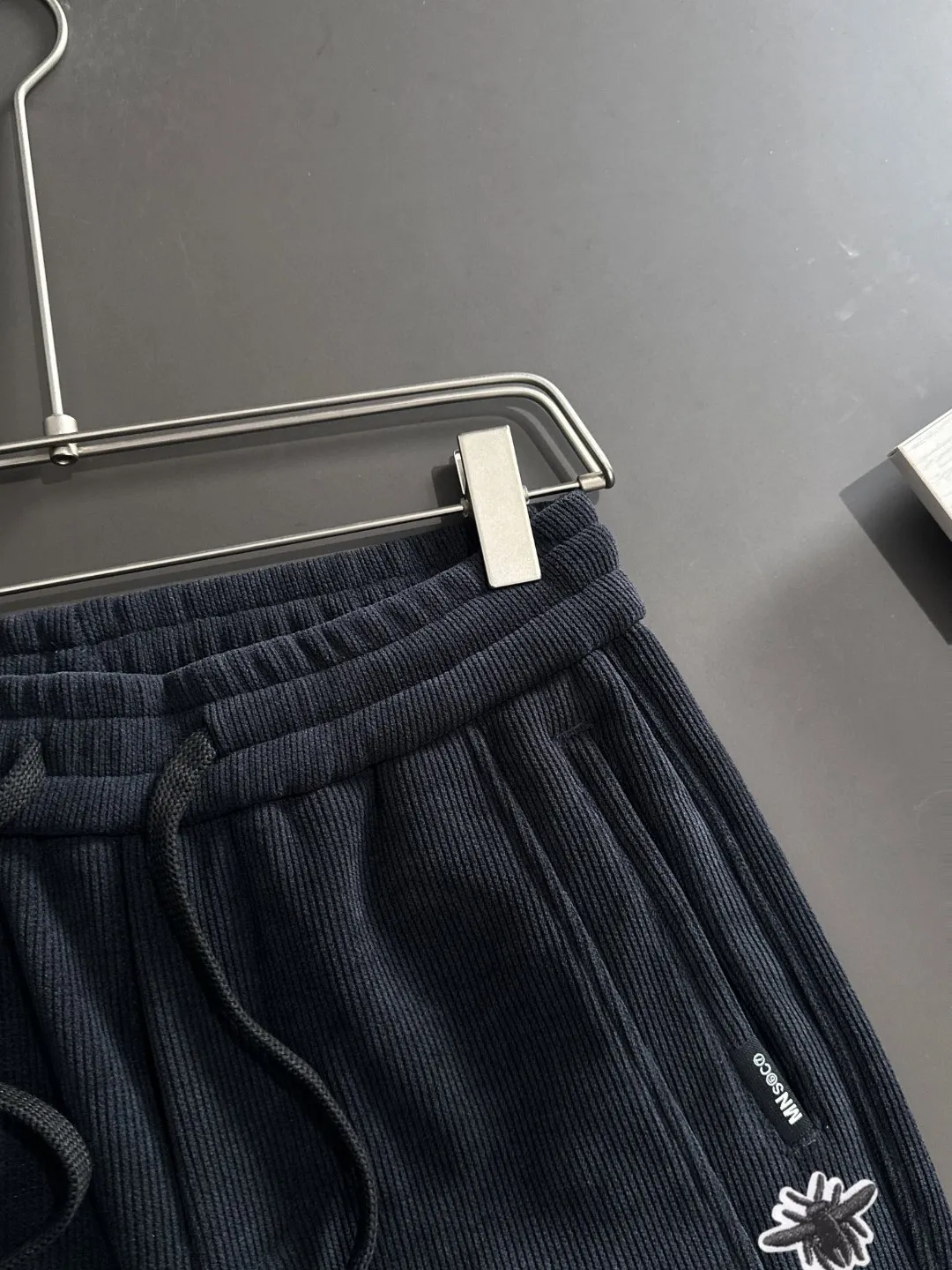 🅿️380 next day shipping Dior 2025 new early spring elastic band casual pants, thickened with velvet to keep warm. The custom-made fabrics at the counter are highly breathable and comfortable, with impeccable details and brand element design concepts, reflecting high quality. It feels delicate and soft! It presents a casual cut and the upper body shape is great! Size: M-4XL