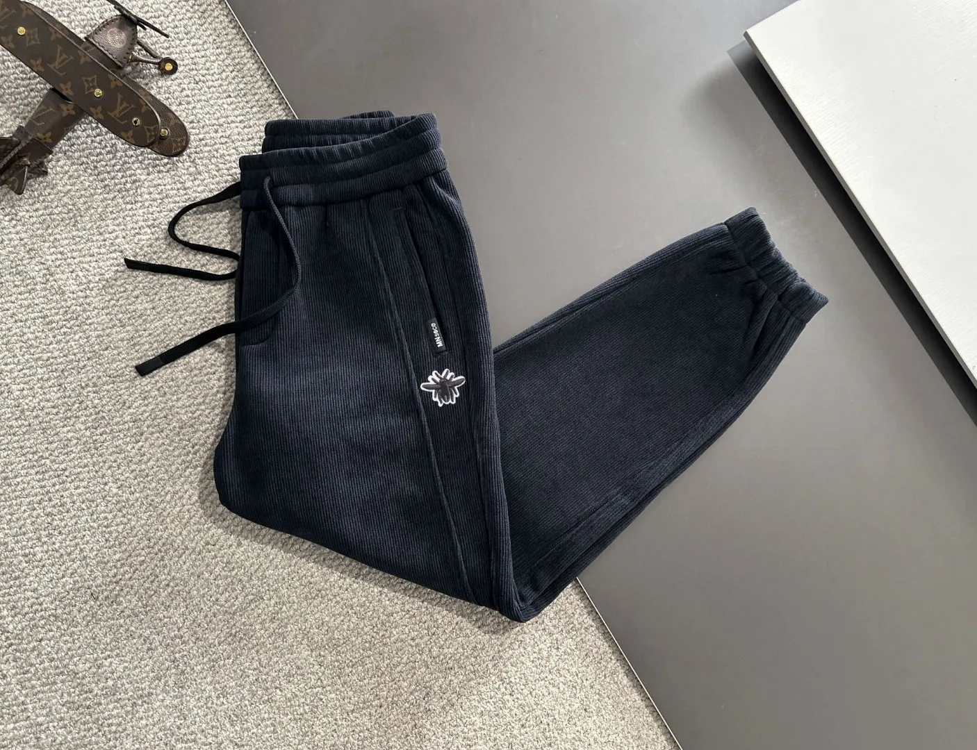 🅿️380 next day shipping Dior 2025 new early spring elastic band casual pants, thickened with velvet to keep warm. The custom-made fabrics at the counter are highly breathable and comfortable, with impeccable details and brand element design concepts, reflecting high quality. It feels delicate and soft! It presents a casual cut and the upper body shape is great! Size: M-4XL
