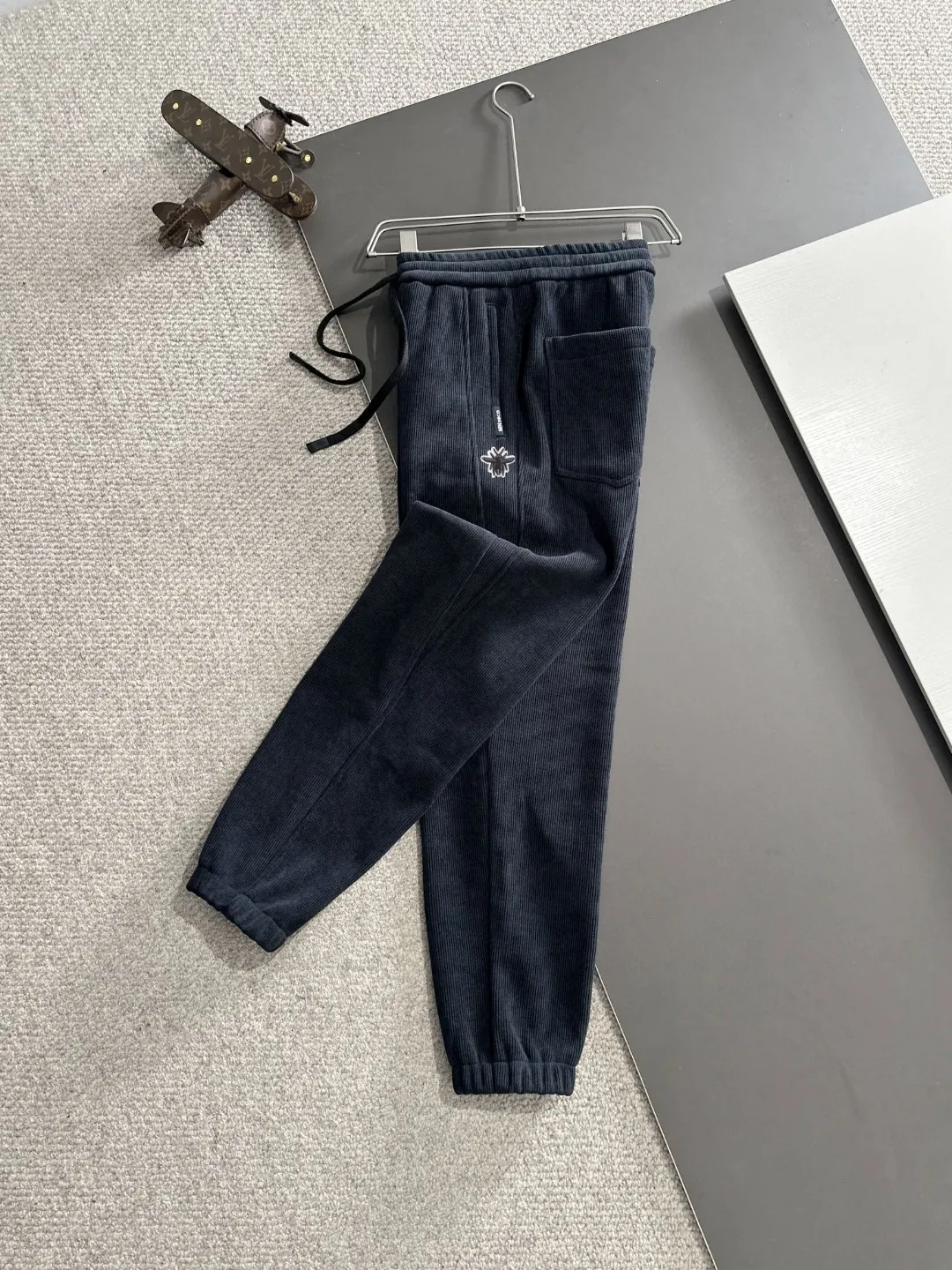 🅿️380 next day shipping Dior 2025 new early spring elastic band casual pants, thickened with velvet to keep warm. The custom-made fabrics at the counter are highly breathable and comfortable, with impeccable details and brand element design concepts, reflecting high quality. It feels delicate and soft! It presents a casual cut and the upper body shape is great! Size: M-4XL