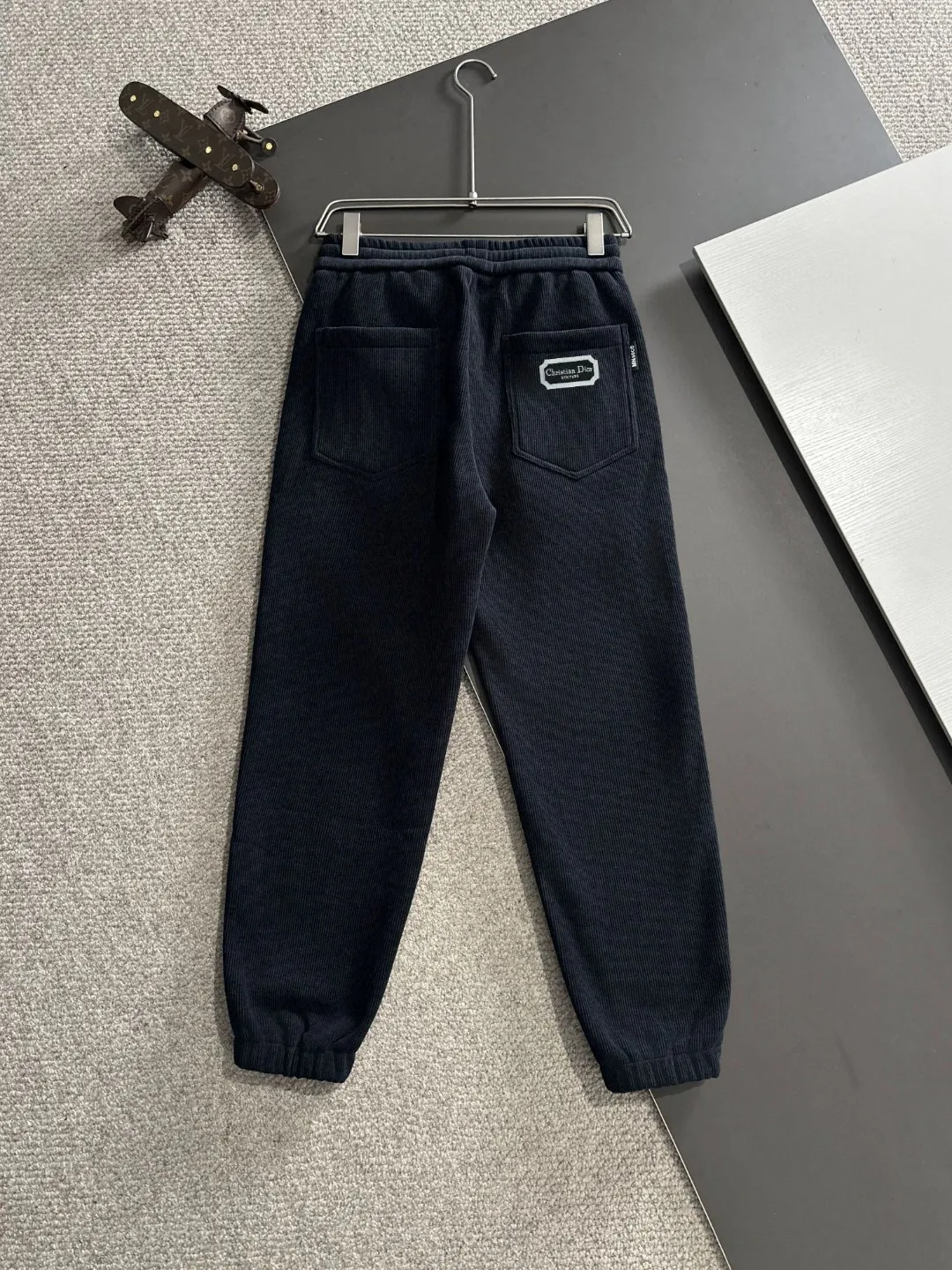 🅿️380 next day shipping Dior 2025 new early spring elastic band casual pants, thickened with velvet to keep warm. The custom-made fabrics at the counter are highly breathable and comfortable, with impeccable details and brand element design concepts, reflecting high quality. It feels delicate and soft! It presents a casual cut and the upper body shape is great! Size: M-4XL