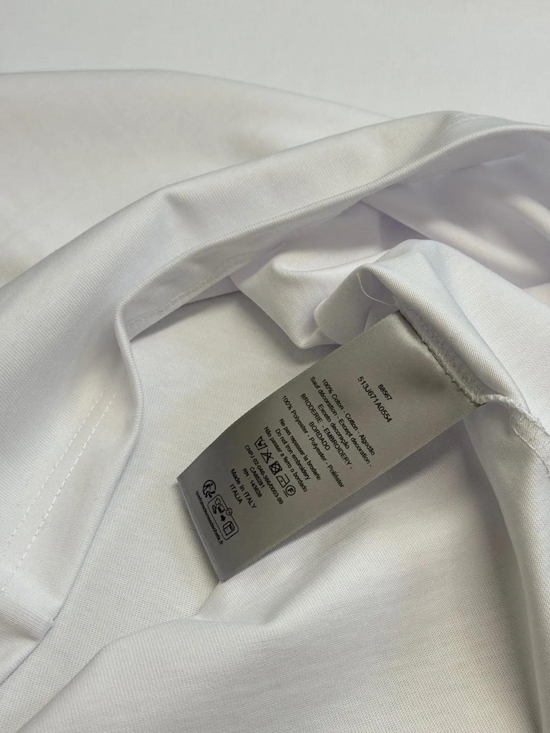 🅿️280 Dior Apple Snake Embroidered Chapter Short Sleeve Made of pure cotton 12S fine cotton plain fabric, 310g. The embroidery pattern is based on tatami embroidery technology. The embroidery uses a special single-needle arrangement. The stitches are tight and flat, forming a texture similar to the tatami grid, making the embroidery pattern have a strong three-dimensional and layered feel. Embroidered with silk threads of multiple colors, the colors are bright and contrasting, showing rich patterns and details.  The outline is stroked by needle embroidery, the embroidery pattern is matched with the brand logo design, and the brand letter logo is single-needle flat embroidered. Made from a variety of needlework; the outline of the pattern is embroidered with a single straight line and straight silk thread. The outline edges and letter embroidery are stitched together to create clear and rich three-dimensional layers.  The standard round neck and short-sleeved version has a rounded arc neckline, which is suitable for various face shapes and body shapes; the sleeve length is moderate and ends just above the elbow, showing a smart and neat image. The slim fit can show off the wearer's body curves without sacrificing comfort. The collar, cuffs, hem and other parts are all sewn with fine double-needle stitching.  size：xs s m l