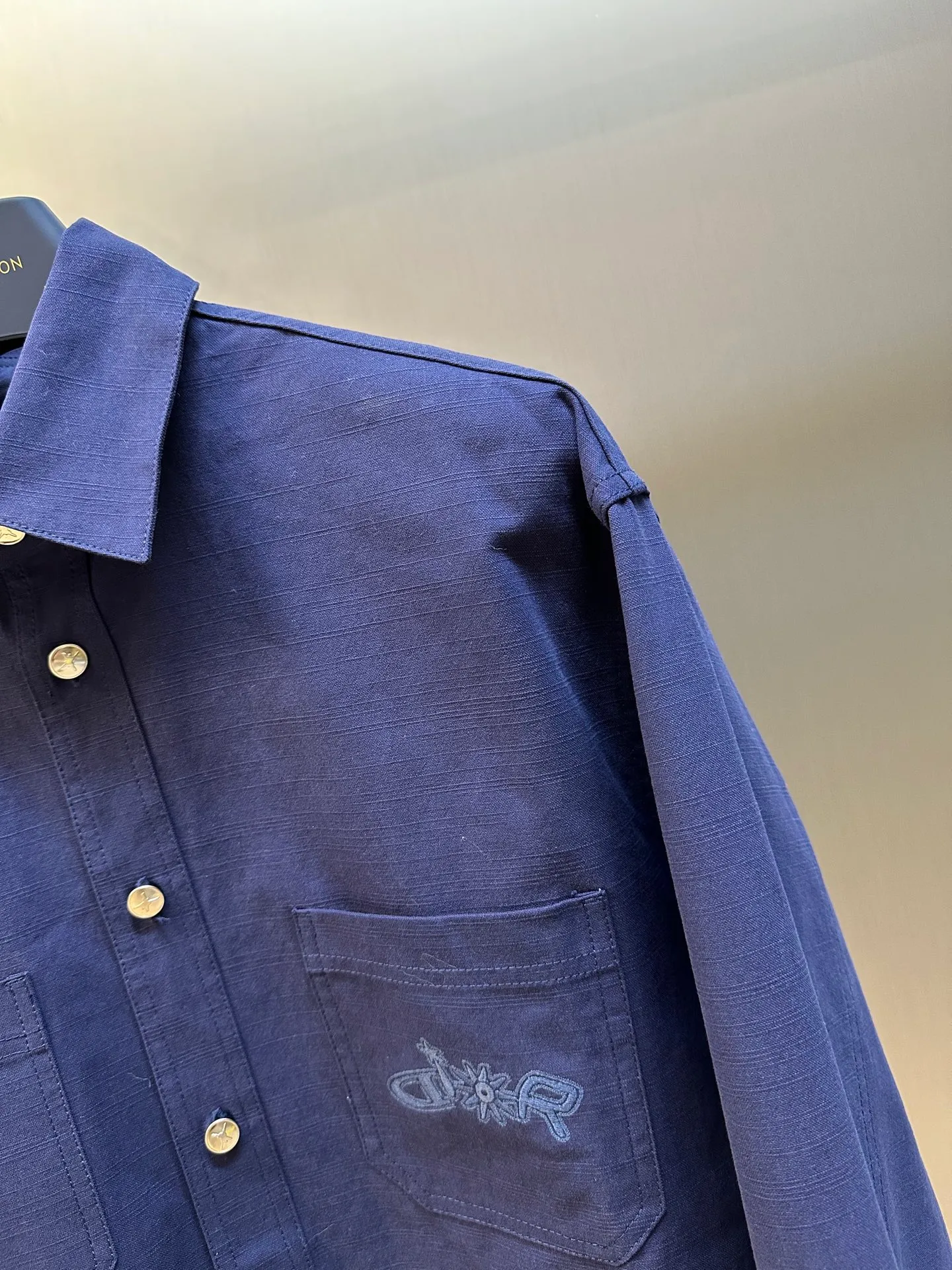 🅿️490 Dior LEWIS HAMILTON Curtain Call Shirt Crafted from blue cotton, it is decorated with patch pockets on the chest, one of which is embellished with tonal co-branded embroidery, reinterpreting the logo in a graphic style. Pair with shorts from the limited collection for a refined look.  Chambray is made of plain weave, which is characterized by interweaving yarn materials of different colors in the warp and weft. It can reflect different levels of light and shade under different light angles, and the colors are rich in changes. The cloth is light and thin in texture, smooth and soft in body, and comfortable to wear. After a specific finishing process, its elasticity and feel are further improved.  Flat stitch embroidery three-dimensional craft is a special embroidery technique that uses flat stitch to create embroidery with a three-dimensional feel. This process creates a richer three-dimensional effect and layering by precisely controlling the depth and angle of the stitches and increasing the density and length.  size:36.38.40.42