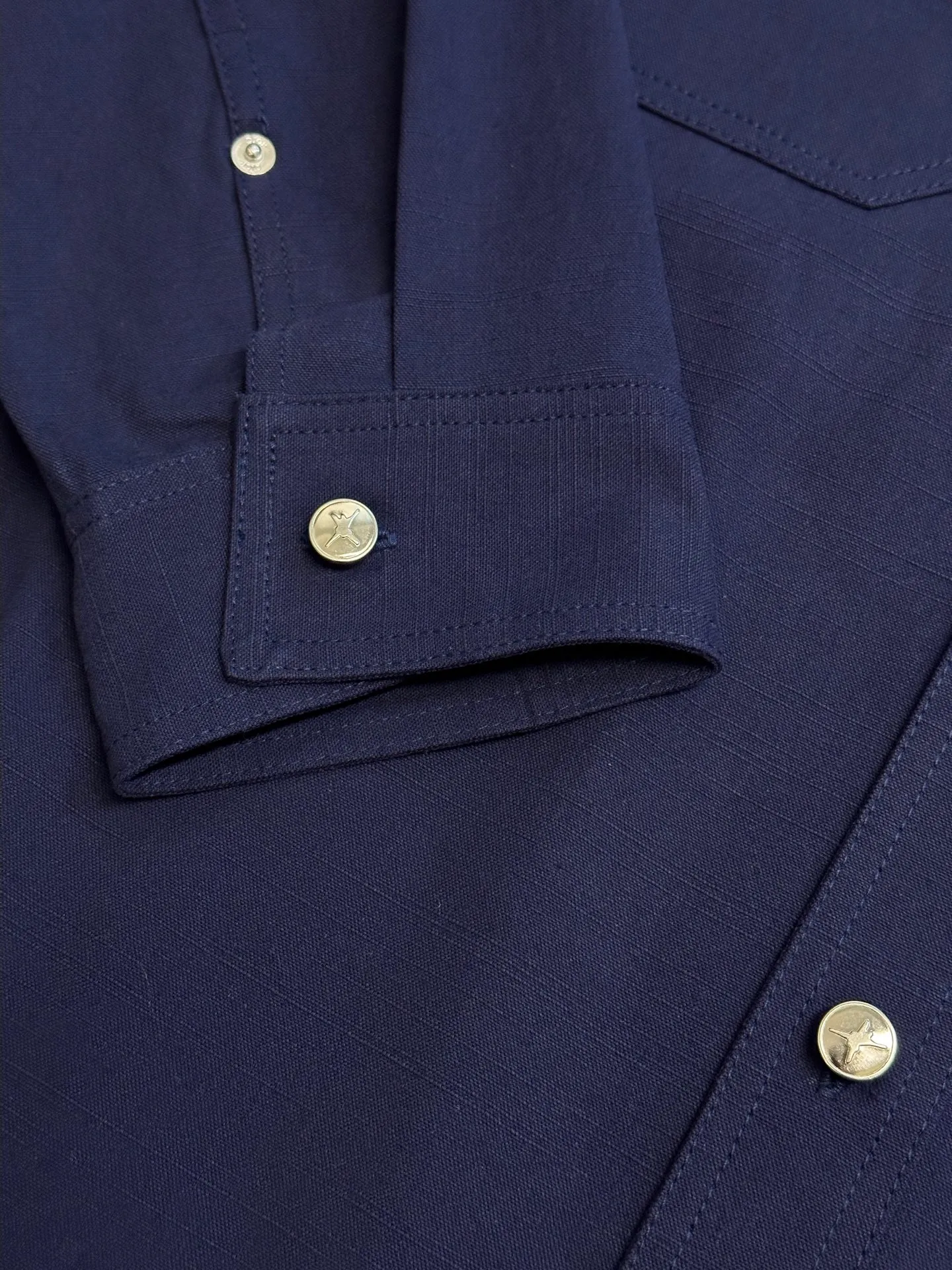 🅿️490 Dior LEWIS HAMILTON Curtain Call Shirt Crafted from blue cotton, it is decorated with patch pockets on the chest, one of which is embellished with tonal co-branded embroidery, reinterpreting the logo in a graphic style. Pair with shorts from the limited collection for a refined look.  Chambray is made of plain weave, which is characterized by interweaving yarn materials of different colors in the warp and weft. It can reflect different levels of light and shade under different light angles, and the colors are rich in changes. The cloth is light and thin in texture, smooth and soft in body, and comfortable to wear. After a specific finishing process, its elasticity and feel are further improved.  Flat stitch embroidery three-dimensional craft is a special embroidery technique that uses flat stitch to create embroidery with a three-dimensional feel. This process creates a richer three-dimensional effect and layering by precisely controlling the depth and angle of the stitches and increasing the density and length.  size:36.38.40.42