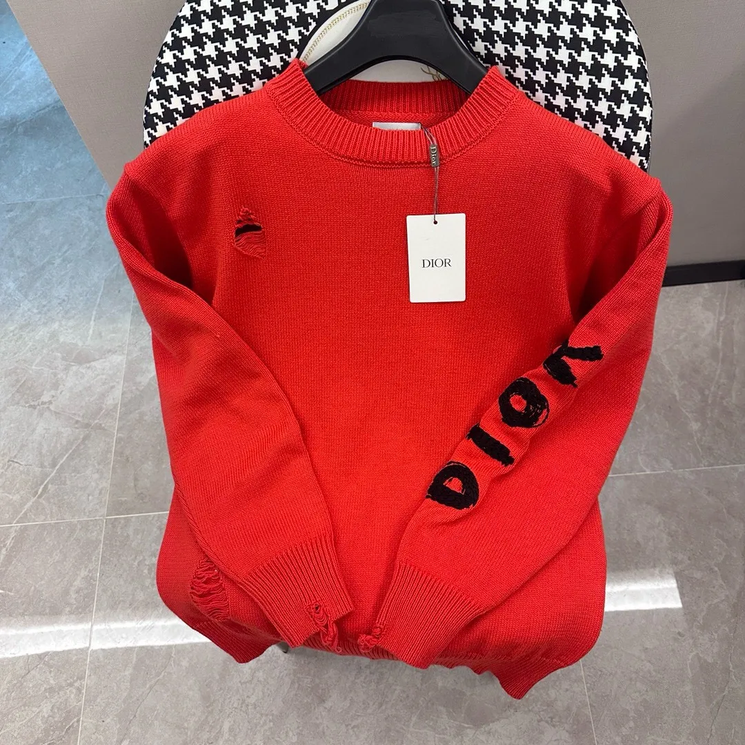 🅿️360 DIOR CD Sheep Wool Blend Jersey Sweater This sweater is a new product in the 2024 spring and summer men's wear series. It comes from the AND OTANIWORKSHOP joint series. The sleeves display brand embroidery. The back is decorated with Ben Lee's theme pattern. It is carefully made of white and navy blue sheep wool blend jersey fabric. Round neck design presents a fashionable burnt effect style. It can be matched with all kinds of casual clothing to create a classic look. The patch pattern is a combination of stitch embroidery and needle embroidery. The theme pattern uses needle embroidery, using finer wool. The pattern is formed by inserting stitches, which has a unique texture and artistic effect. The cuff wool embroidery thread is inserted into the needle embroidery process. The needles are interwoven with needles of different lengths to achieve an uneven effect. The embroidery surface is specially treated, and wool is used to embroider the embroidery. Its fineness makes the silk thread smooth and smooth. Then the flat embroidery stitch is used to finish the overall embroidery pattern. The body is designed with irregular holes. It has a casual and uninhibited design and feels fluffy. It has high resilience and is not restrictive. When washing, the focus is on creating the velvety texture of cashmere itself. It is soft to the touch, not sticky, and does not stick to the body.