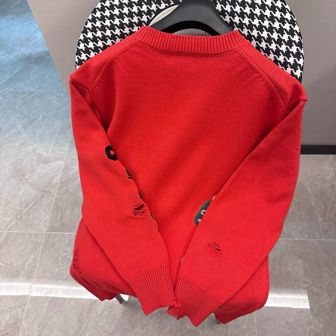 🅿️360 DIOR CD Sheep Wool Blend Jersey Sweater This sweater is a new product in the 2024 spring and summer men's wear series. It comes from the AND OTANIWORKSHOP joint series. The sleeves display brand embroidery. The back is decorated with Ben Lee's theme pattern. It is carefully made of white and navy blue sheep wool blend jersey fabric. Round neck design presents a fashionable burnt effect style. It can be matched with all kinds of casual clothing to create a classic look. The patch pattern is a combination of stitch embroidery and needle embroidery. The theme pattern uses needle embroidery, using finer wool. The pattern is formed by inserting stitches, which has a unique texture and artistic effect. The cuff wool embroidery thread is inserted into the needle embroidery process. The needles are interwoven with needles of different lengths to achieve an uneven effect. The embroidery surface is specially treated, and wool is used to embroider the embroidery. Its fineness makes the silk thread smooth and smooth. Then the flat embroidery stitch is used to finish the overall embroidery pattern. The body is designed with irregular holes. It has a casual and uninhibited design and feels fluffy. It has high resilience and is not restrictive. When washing, the focus is on creating the velvety texture of cashmere itself. It is soft to the touch, not sticky, and does not stick to the body.