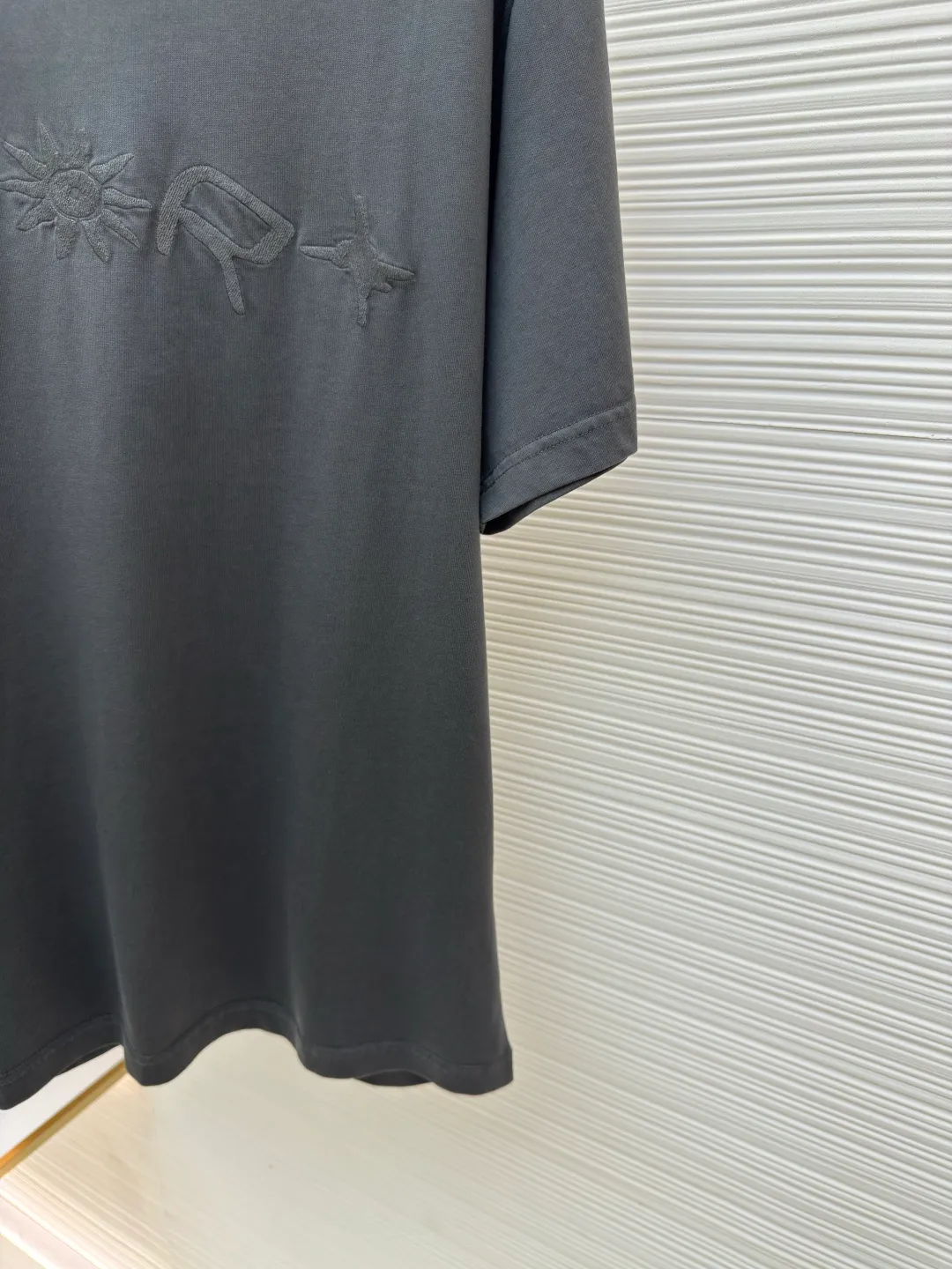 DIOR joint curtain call embroidered short-sleeve ●Authentic product: purchased and developed for 7500 ●Item number: 1680284-A20 ●Fabric: plain cotton fabric ●Technology: embroidery production ●Version: fitted version ●Weight: about 265 grams ●Size: XS-S-M-L ●Description: Made of 15S fine cotton plain weave, 230g; with threaded 32S double yarn frame, 300g. 15S is a relatively thick yarn used to make thicker and more durable fabrics. The main body adopts precision needle embroidery technology; the embroidery is very fine and dense, the pattern is clear and the lines and three-dimensional sense are strong. The linen material embroidery thread is combined with encrypted processing, and the embroidery body has a subtle matte visual texture; the embroidery effect is three-dimensional and full. The flat embroidery has a unique design of needle-to-needle stitching, and the embroidery is very fine and dense; the overall stitching is straight and delicate, the fabric is comfortable and soft, and the colors are consistent with no color difference. It can be matched with the same style to create a fashionable look, and can be used in various occasions. Customized accessories, complete with three standards, the same style for men and women!