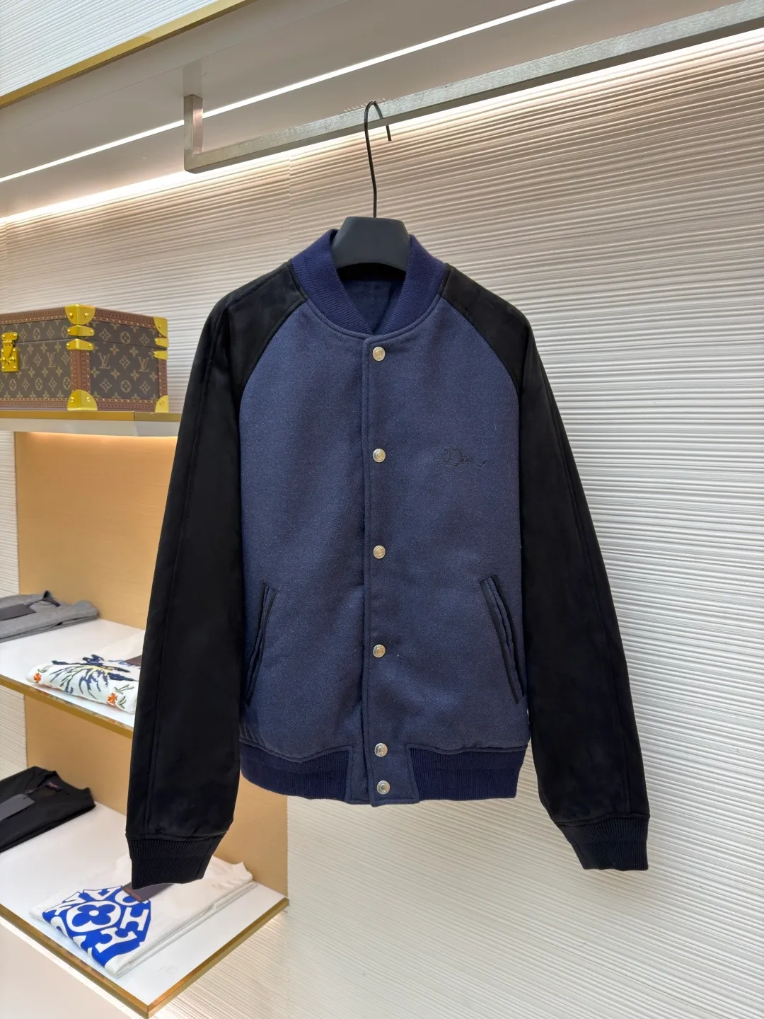 Dior embroidered baseball jacket ●Original version: Purchased and developed for 39000 ●Item number: 1682364-C30 ●Fabric: cotton fabric ●Technology: embroidery production ●Color: blue ●Version: fitted version ●Weight: about 1320 grams ●Size: S-M-L-XL ●Description: This Dior baseball jacket is made of high-end blended wool and matte suede. The main body of the jacket is made of 380g high-density wool fabric. It has been pre-shrunk and steam-shaped to ensure a crisp shape and is not easily deformed. The black raglan sleeves are made of imported frosted suede and are hand-edged to create a fine suede texture, which is soft to the touch and wear-resistant. The collar, cuffs and hem are made of high-elastic ribbed fabric. The custom-woven and dyed process accurately matches the navy blue color of the body and has excellent resilience. The front placket uses customized metal snaps, which are electroplated and glaze-sealed to prevent oxidation. The three-dimensional embroidered brand logo on the back is completed by hand hooking. The distance between each stitch is controlled within 0.3cm, and the lines are smooth and three-dimensional. The side seam invisible zipper pocket adopts double-needle hemming technology, and the inner lining is made of breathable cotton blend material. The overall tailoring follows ergonomics, and the splicing joints are reinforced by hand punching, taking into account the craftsmanship details and wearing practicality. The overall wiring is straight and delicate, the fabric is comfortable and soft, and the color is consistent without color difference. It can be matched with the same style to create a fashionable look and control various occasions. Customized accessories, complete with three standards, same style for men and women!