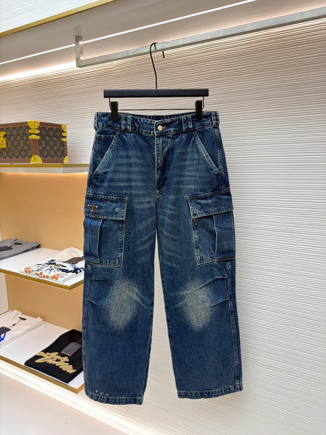 PRADA cotton triangle pocket jeans ●Original version: Purchased and developed at 11999 ●Item number: 1681330-B80 ●Fabric: denim fabric ●Technology: washed production ●Color: blue ●Version: fitted version ●Weight: about 1045 grams ●Size: 46-48-50-52-54-56 ●Description: Carefully made, imported original washed micro-elastic fabric, original hardware engraved logo metal buckle, metal button decorated with logo logo laser fade style retro effect 100% cotton, pockets are classic inlaid with pada's iconic triangular iron label, the overall routing is straight and delicate, the fabric is comfortable and soft, the color is consistent and no color difference. It can be matched with the same style to create a fashionable look and control various occasions. Customized accessories, complete three labels, same style for men and women!