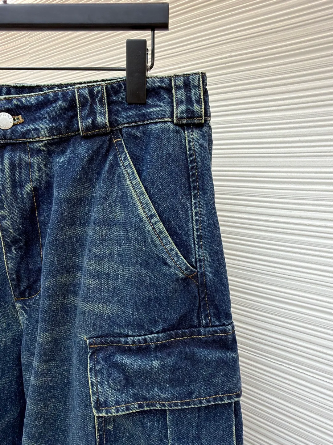 PRADA cotton triangle pocket jeans ●Original version: Purchased and developed at 11999 ●Item number: 1681330-B80 ●Fabric: denim fabric ●Technology: washed production ●Color: blue ●Version: fitted version ●Weight: about 1045 grams ●Size: 46-48-50-52-54-56 ●Description: Carefully made, imported original washed micro-elastic fabric, original hardware engraved logo metal buckle, metal button decorated with logo logo laser fade style retro effect 100% cotton, pockets are classic inlaid with pada's iconic triangular iron label, the overall routing is straight and delicate, the fabric is comfortable and soft, the color is consistent and no color difference. It can be matched with the same style to create a fashionable look and control various occasions. Customized accessories, complete three labels, same style for men and women!