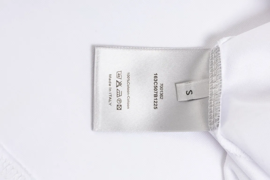🅿️180 High-quality DIOR/Dior's new flocked specimen letter short-sleeved T-shirt uses flocking technology. Pure cotton double yarn fabric, loose version, complete set of accessories. The fabric is soft and thick. Complete with three labels, same size for men and women. Size xs s m l