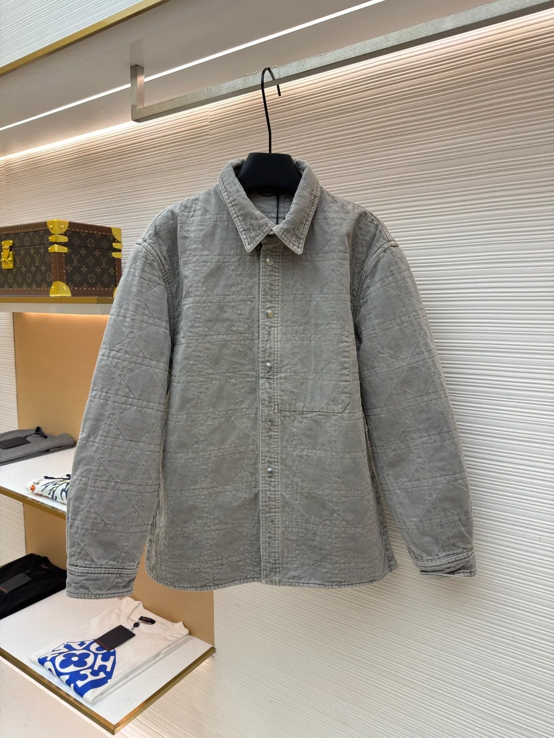 Dior cotton twill cannage pattern embroidered lapel single-breasted long-sleeved shirt ●Original version: purchased and developed by 17011 ●Item number: 1682544-C45 ●Material: cotton twill fabric ●Technology: embroidery production ●Color: gray ●Version: fitted version ●Weight: about 1045 grams ●Size: 46-48-50-52-54-56 ●Description: This quilted shirt-style jacket is made of high-weight cotton twill fabric. It has been stone-washed and enzyme-washed to give it a light gray distressed texture. The fabric is soft and skin-friendly, yet stiff and resistant to deformation and fading. The body of the garment adopts rhombus quilting technology, the stitching is even and regular, and the thin cotton filling is densely distributed, giving both warmth and breathability, and preventing cotton batting from clumping and moving around. The classic shirt lapel design is neat and elegant, the custom-made metal snaps at the placket are smooth and durable, the cuffs are adjustable sleeves, the shoulders are seamlessly spliced, and the hem is straight and fine. The overall cut is an oversized and loose silhouette, with complete customized accessories and detailed craftsmanship to show the avant-garde street style. It can be worn alone or layered, and is suitable for various wearing scenarios such as daily outings and casual commuting. The overall wiring is straight and delicate, the fabric is comfortable and soft, and the color is consistent without color difference. It can be matched with the same style to create a fashionable look and control various occasions. Customized accessories, complete with three standards, same style for men and women!