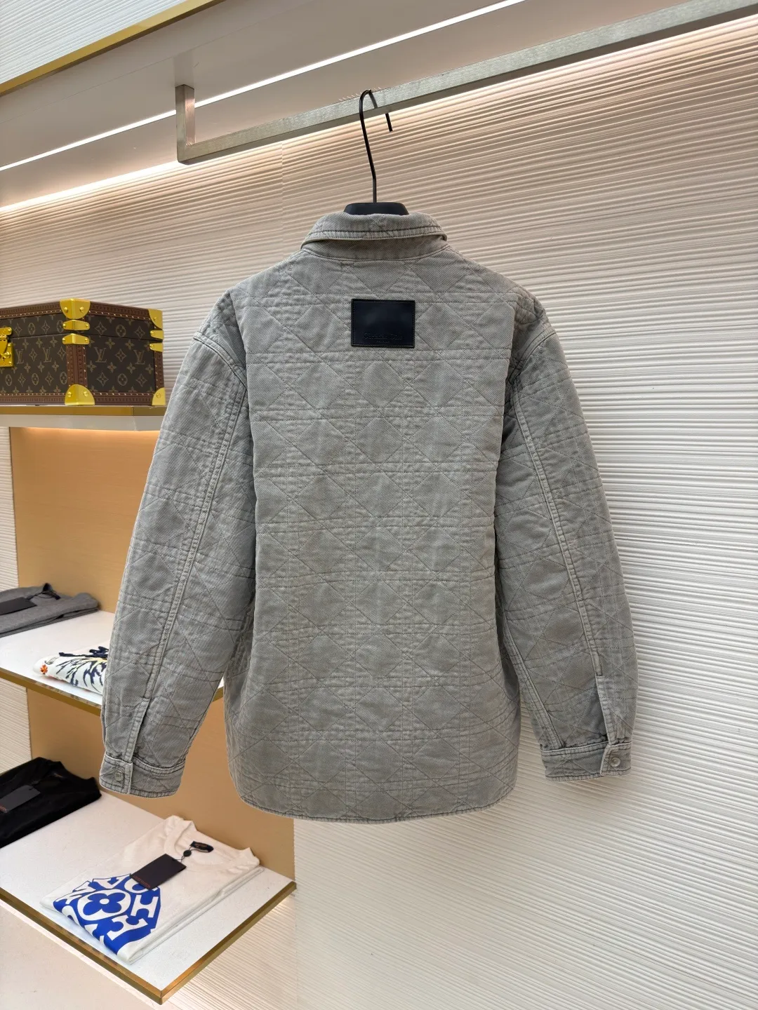 Dior cotton twill cannage pattern embroidered lapel single-breasted long-sleeved shirt ●Original version: purchased and developed by 17011 ●Item number: 1682544-C45 ●Material: cotton twill fabric ●Technology: embroidery production ●Color: gray ●Version: fitted version ●Weight: about 1045 grams ●Size: 46-48-50-52-54-56 ●Description: This quilted shirt-style jacket is made of high-weight cotton twill fabric. It has been stone-washed and enzyme-washed to give it a light gray distressed texture. The fabric is soft and skin-friendly, yet stiff and resistant to deformation and fading. The body of the garment adopts rhombus quilting technology, the stitching is even and regular, and the thin cotton filling is densely distributed, giving both warmth and breathability, and preventing cotton batting from clumping and moving around. The classic shirt lapel design is neat and elegant, the custom-made metal snaps at the placket are smooth and durable, the cuffs are adjustable sleeves, the shoulders are seamlessly spliced, and the hem is straight and fine. The overall cut is an oversized and loose silhouette, with complete customized accessories and detailed craftsmanship to show the avant-garde street style. It can be worn alone or layered, and is suitable for various wearing scenarios such as daily outings and casual commuting. The overall wiring is straight and delicate, the fabric is comfortable and soft, and the color is consistent without color difference. It can be matched with the same style to create a fashionable look and control various occasions. Customized accessories, complete with three standards, same style for men and women!