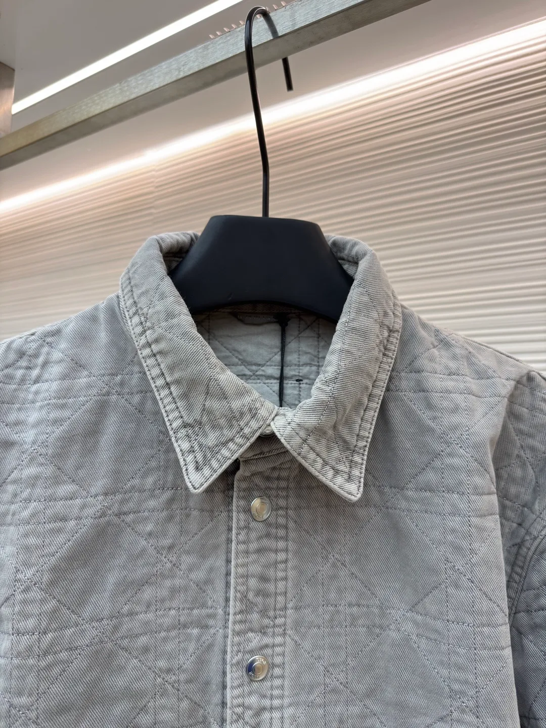 Dior cotton twill cannage pattern embroidered lapel single-breasted long-sleeved shirt ●Original version: purchased and developed by 17011 ●Item number: 1682544-C45 ●Material: cotton twill fabric ●Technology: embroidery production ●Color: gray ●Version: fitted version ●Weight: about 1045 grams ●Size: 46-48-50-52-54-56 ●Description: This quilted shirt-style jacket is made of high-weight cotton twill fabric. It has been stone-washed and enzyme-washed to give it a light gray distressed texture. The fabric is soft and skin-friendly, yet stiff and resistant to deformation and fading. The body of the garment adopts rhombus quilting technology, the stitching is even and regular, and the thin cotton filling is densely distributed, giving both warmth and breathability, and preventing cotton batting from clumping and moving around. The classic shirt lapel design is neat and elegant, the custom-made metal snaps at the placket are smooth and durable, the cuffs are adjustable sleeves, the shoulders are seamlessly spliced, and the hem is straight and fine. The overall cut is an oversized and loose silhouette, with complete customized accessories and detailed craftsmanship to show the avant-garde street style. It can be worn alone or layered, and is suitable for various wearing scenarios such as daily outings and casual commuting. The overall wiring is straight and delicate, the fabric is comfortable and soft, and the color is consistent without color difference. It can be matched with the same style to create a fashionable look and control various occasions. Customized accessories, complete with three standards, same style for men and women!