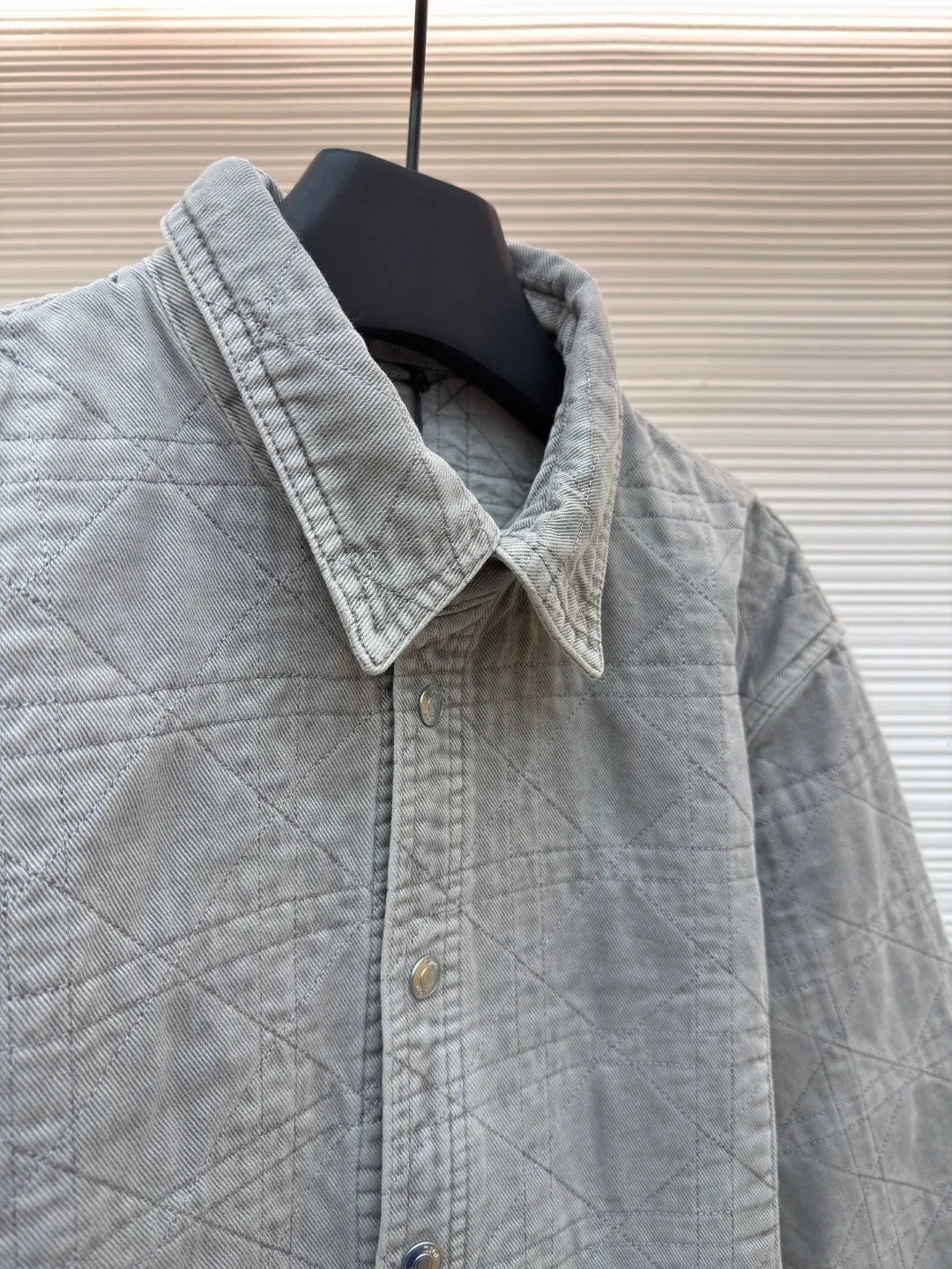 Dior cotton twill cannage pattern embroidered lapel single-breasted long-sleeved shirt ●Original version: purchased and developed by 17011 ●Item number: 1682544-C45 ●Material: cotton twill fabric ●Technology: embroidery production ●Color: gray ●Version: fitted version ●Weight: about 1045 grams ●Size: 46-48-50-52-54-56 ●Description: This quilted shirt-style jacket is made of high-weight cotton twill fabric. It has been stone-washed and enzyme-washed to give it a light gray distressed texture. The fabric is soft and skin-friendly, yet stiff and resistant to deformation and fading. The body of the garment adopts rhombus quilting technology, the stitching is even and regular, and the thin cotton filling is densely distributed, giving both warmth and breathability, and preventing cotton batting from clumping and moving around. The classic shirt lapel design is neat and elegant, the custom-made metal snaps at the placket are smooth and durable, the cuffs are adjustable sleeves, the shoulders are seamlessly spliced, and the hem is straight and fine. The overall cut is an oversized and loose silhouette, with complete customized accessories and detailed craftsmanship to show the avant-garde street style. It can be worn alone or layered, and is suitable for various wearing scenarios such as daily outings and casual commuting. The overall wiring is straight and delicate, the fabric is comfortable and soft, and the color is consistent without color difference. It can be matched with the same style to create a fashionable look and control various occasions. Customized accessories, complete with three standards, same style for men and women!