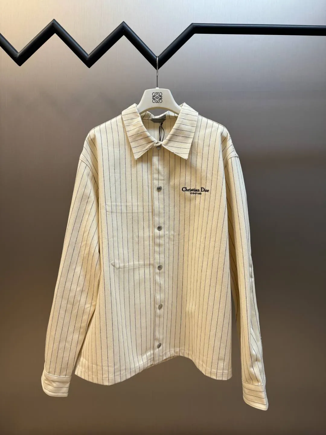 🅿️640 Dior herringbone stripe embroidered shirt Using pure cotton 16s yarn yarn-dyed fabric, disassemble the original version to analyze the yarn specifications, count the warp and weft density, and order and dye the bulk yarn color. Use a large-width air-jet yarn-dyed jacquard machine to weave the embryo fabric. The tissue can be woven to the same herringbone density as the Y version, and the finished width can reach 3m. The front panel is hand-cut with line restoration, and the front and rear letters are cut by Tajima embroidery machine imported from Japan. The three-dimensional glue cotton embroidery thread is embroidered, and the aluminum alloy shiny letter buckle is used. size:44.46.48.50