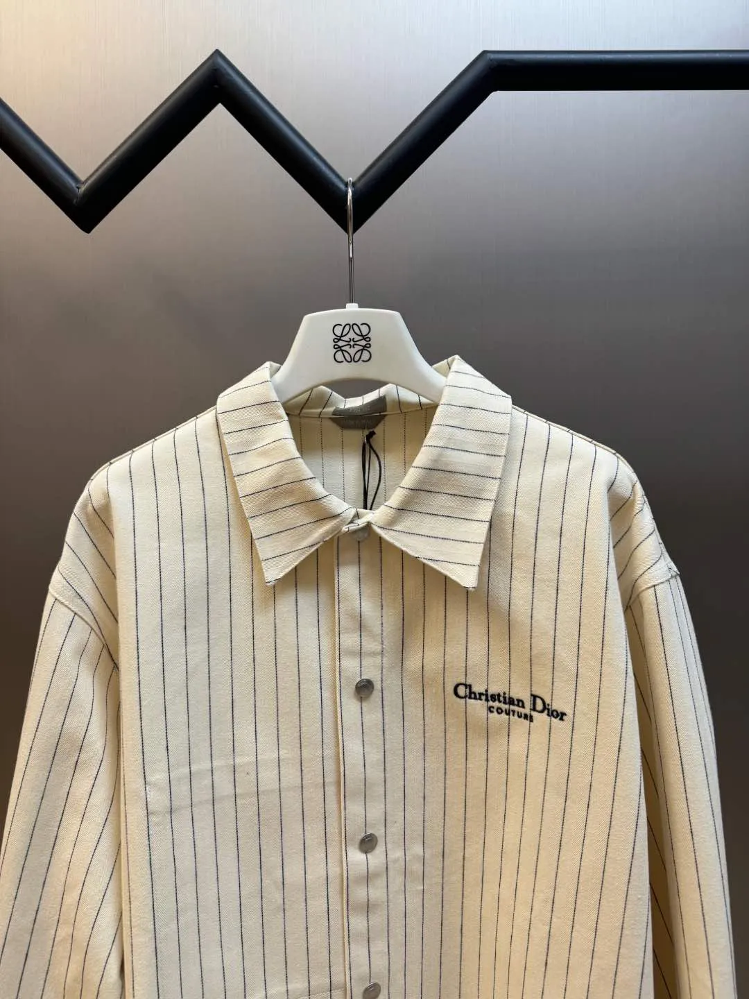 🅿️640 Dior herringbone stripe embroidered shirt Using pure cotton 16s yarn yarn-dyed fabric, disassemble the original version to analyze the yarn specifications, count the warp and weft density, and order and dye the bulk yarn color. Use a large-width air-jet yarn-dyed jacquard machine to weave the embryo fabric. The tissue can be woven to the same herringbone density as the Y version, and the finished width can reach 3m. The front panel is hand-cut with line restoration, and the front and rear letters are cut by Tajima embroidery machine imported from Japan. The three-dimensional glue cotton embroidery thread is embroidered, and the aluminum alloy shiny letter buckle is used. size:44.46.48.50
