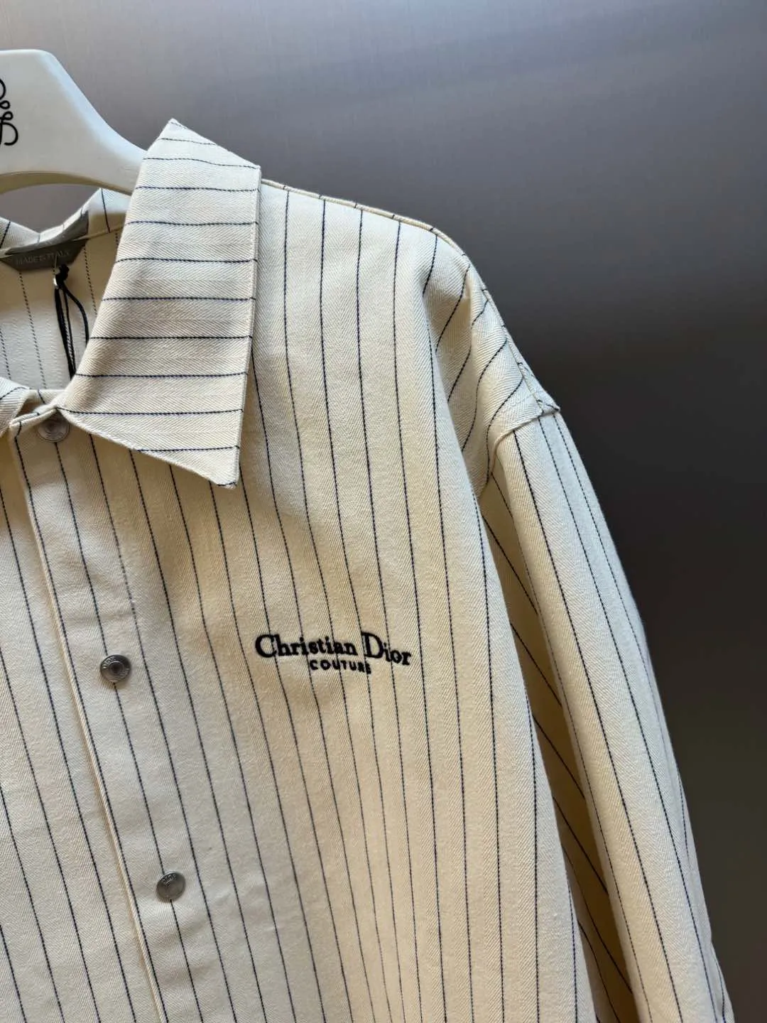 🅿️640 Dior herringbone stripe embroidered shirt Using pure cotton 16s yarn yarn-dyed fabric, disassemble the original version to analyze the yarn specifications, count the warp and weft density, and order and dye the bulk yarn color. Use a large-width air-jet yarn-dyed jacquard machine to weave the embryo fabric. The tissue can be woven to the same herringbone density as the Y version, and the finished width can reach 3m. The front panel is hand-cut with line restoration, and the front and rear letters are cut by Tajima embroidery machine imported from Japan. The three-dimensional glue cotton embroidery thread is embroidered, and the aluminum alloy shiny letter buckle is used. size:44.46.48.50
