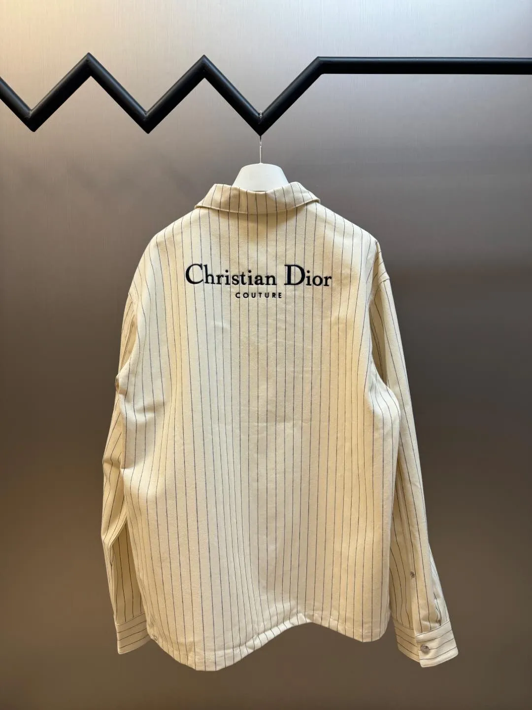 🅿️640 Dior herringbone stripe embroidered shirt Using pure cotton 16s yarn yarn-dyed fabric, disassemble the original version to analyze the yarn specifications, count the warp and weft density, and order and dye the bulk yarn color. Use a large-width air-jet yarn-dyed jacquard machine to weave the embryo fabric. The tissue can be woven to the same herringbone density as the Y version, and the finished width can reach 3m. The front panel is hand-cut with line restoration, and the front and rear letters are cut by Tajima embroidery machine imported from Japan. The three-dimensional glue cotton embroidery thread is embroidered, and the aluminum alloy shiny letter buckle is used. size:44.46.48.50