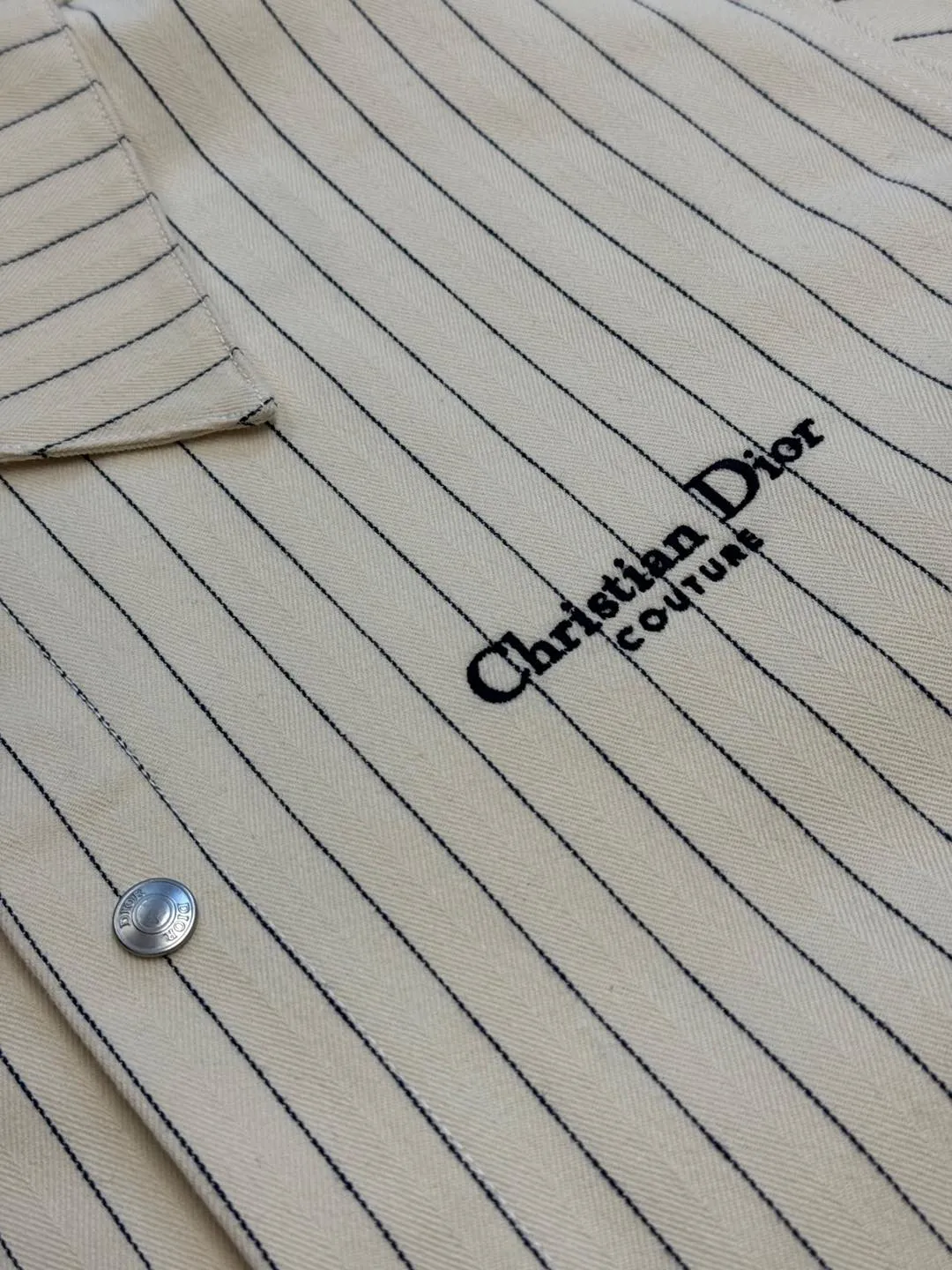 🅿️640 Dior herringbone stripe embroidered shirt Using pure cotton 16s yarn yarn-dyed fabric, disassemble the original version to analyze the yarn specifications, count the warp and weft density, and order and dye the bulk yarn color. Use a large-width air-jet yarn-dyed jacquard machine to weave the embryo fabric. The tissue can be woven to the same herringbone density as the Y version, and the finished width can reach 3m. The front panel is hand-cut with line restoration, and the front and rear letters are cut by Tajima embroidery machine imported from Japan. The three-dimensional glue cotton embroidery thread is embroidered, and the aluminum alloy shiny letter buckle is used. size:44.46.48.50