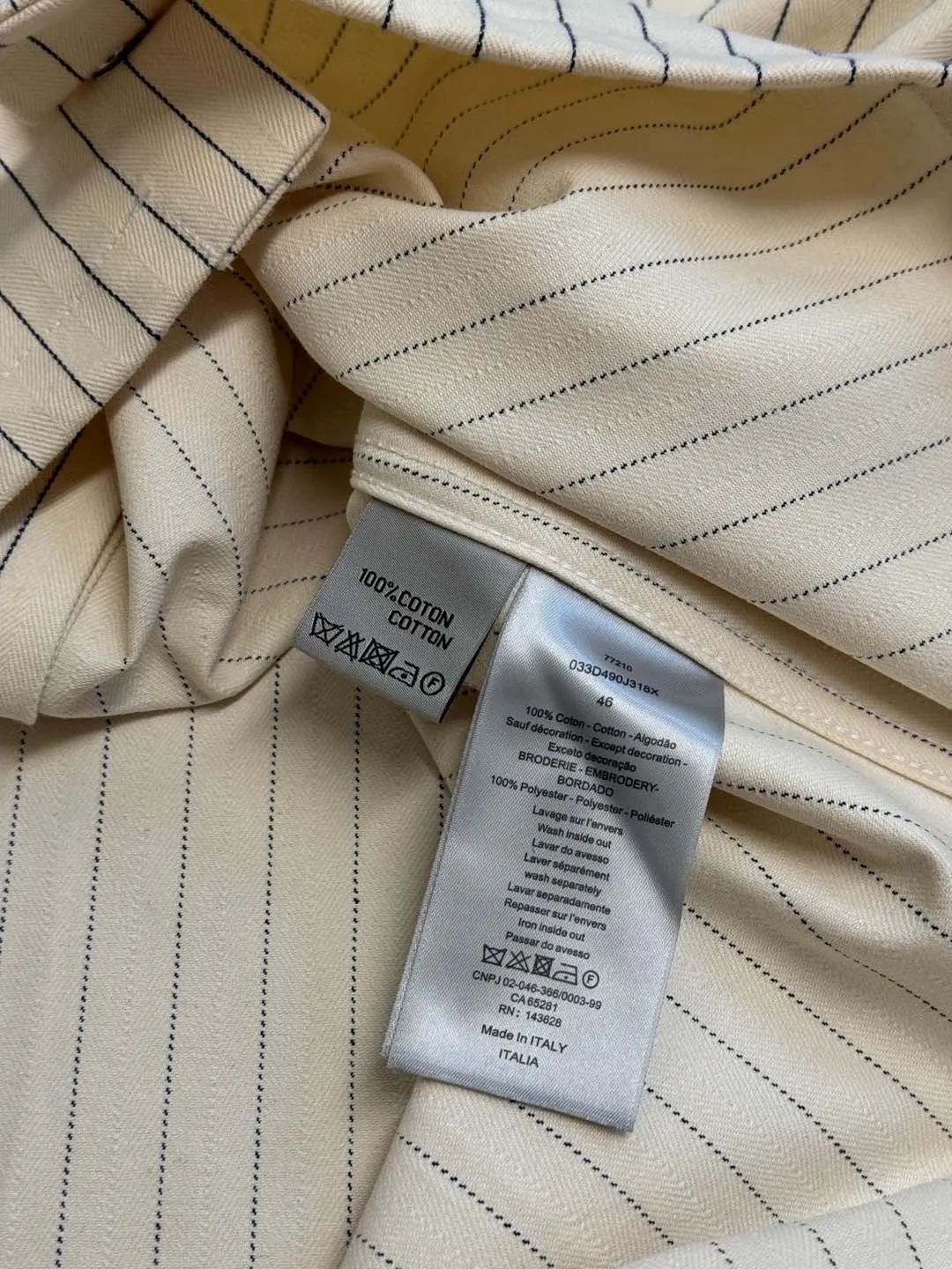 🅿️640 Dior herringbone stripe embroidered shirt Using pure cotton 16s yarn yarn-dyed fabric, disassemble the original version to analyze the yarn specifications, count the warp and weft density, and order and dye the bulk yarn color. Use a large-width air-jet yarn-dyed jacquard machine to weave the embryo fabric. The tissue can be woven to the same herringbone density as the Y version, and the finished width can reach 3m. The front panel is hand-cut with line restoration, and the front and rear letters are cut by Tajima embroidery machine imported from Japan. The three-dimensional glue cotton embroidery thread is embroidered, and the aluminum alloy shiny letter buckle is used. size:44.46.48.50