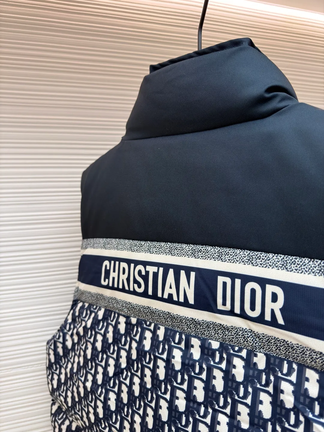 Dior full-print jacquard double-sided vest ●Item number: 1681213-C55 ●Material: down fabric ●Technology: mechanical down filling ●Color: dark blue ●Version: fitted version ●Weight: about 820 grams ●Size: S-M-L-XL-XXL ●Description: We uniformly choose to use mcgs machine filling, based on the amount of down filling for each cut piece, the fluffiness of the down stirring, the down liner's 900 density double-layer gallbladder comes with an anti-leakage coating, which maintains the shape of the down and ensures that the down does not move after dry cleaning. , the interior is lined with 900 density and comes with an anti-running velvet coating. The cuffs and collar are made of original Velcro, which is durable. The accessories and hardware are all custom-made from the original factory. Details determine the quality. Customized double-sided printed fabrics. It took 60 days to perfectly restore the overall presbyopia logo. zp, super soft feel, exquisite pattern design and positioning, soft and anti-static fabric! The overall wiring is straight and delicate, the fabric is comfortable and soft, and the color is consistent without color difference. It can be matched with the same style to create a fashionable look and control various occasions. Customized accessories, complete with three standards, same style for men and women!