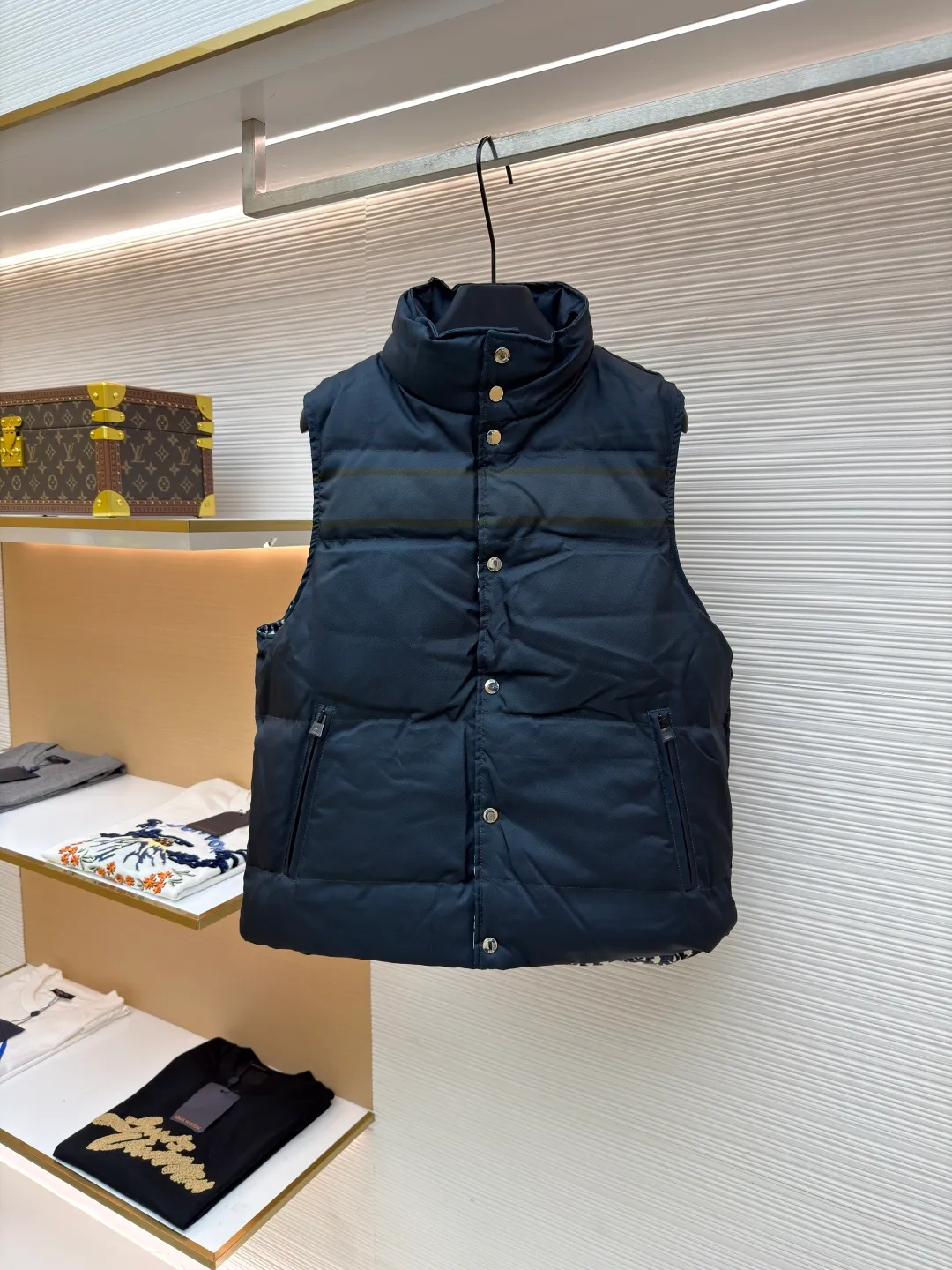 Dior full-print jacquard double-sided vest ●Item number: 1681213-C55 ●Material: down fabric ●Technology: mechanical down filling ●Color: dark blue ●Version: fitted version ●Weight: about 820 grams ●Size: S-M-L-XL-XXL ●Description: We uniformly choose to use mcgs machine filling, based on the amount of down filling for each cut piece, the fluffiness of the down stirring, the down liner's 900 density double-layer gallbladder comes with an anti-leakage coating, which maintains the shape of the down and ensures that the down does not move after dry cleaning. , the interior is lined with 900 density and comes with an anti-running velvet coating. The cuffs and collar are made of original Velcro, which is durable. The accessories and hardware are all custom-made from the original factory. Details determine the quality. Customized double-sided printed fabrics. It took 60 days to perfectly restore the overall presbyopia logo. zp, super soft feel, exquisite pattern design and positioning, soft and anti-static fabric! The overall wiring is straight and delicate, the fabric is comfortable and soft, and the color is consistent without color difference. It can be matched with the same style to create a fashionable look and control various occasions. Customized accessories, complete with three standards, same style for men and women!