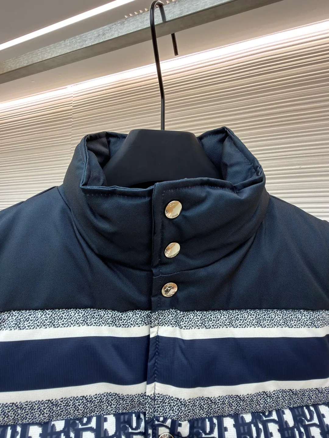Dior full-print jacquard double-sided vest ●Item number: 1681213-C55 ●Material: down fabric ●Technology: mechanical down filling ●Color: dark blue ●Version: fitted version ●Weight: about 820 grams ●Size: S-M-L-XL-XXL ●Description: We uniformly choose to use mcgs machine filling, based on the amount of down filling for each cut piece, the fluffiness of the down stirring, the down liner's 900 density double-layer gallbladder comes with an anti-leakage coating, which maintains the shape of the down and ensures that the down does not move after dry cleaning. , the interior is lined with 900 density and comes with an anti-running velvet coating. The cuffs and collar are made of original Velcro, which is durable. The accessories and hardware are all custom-made from the original factory. Details determine the quality. Customized double-sided printed fabrics. It took 60 days to perfectly restore the overall presbyopia logo. zp, super soft feel, exquisite pattern design and positioning, soft and anti-static fabric! The overall wiring is straight and delicate, the fabric is comfortable and soft, and the color is consistent without color difference. It can be matched with the same style to create a fashionable look and control various occasions. Customized accessories, complete with three standards, same style for men and women!