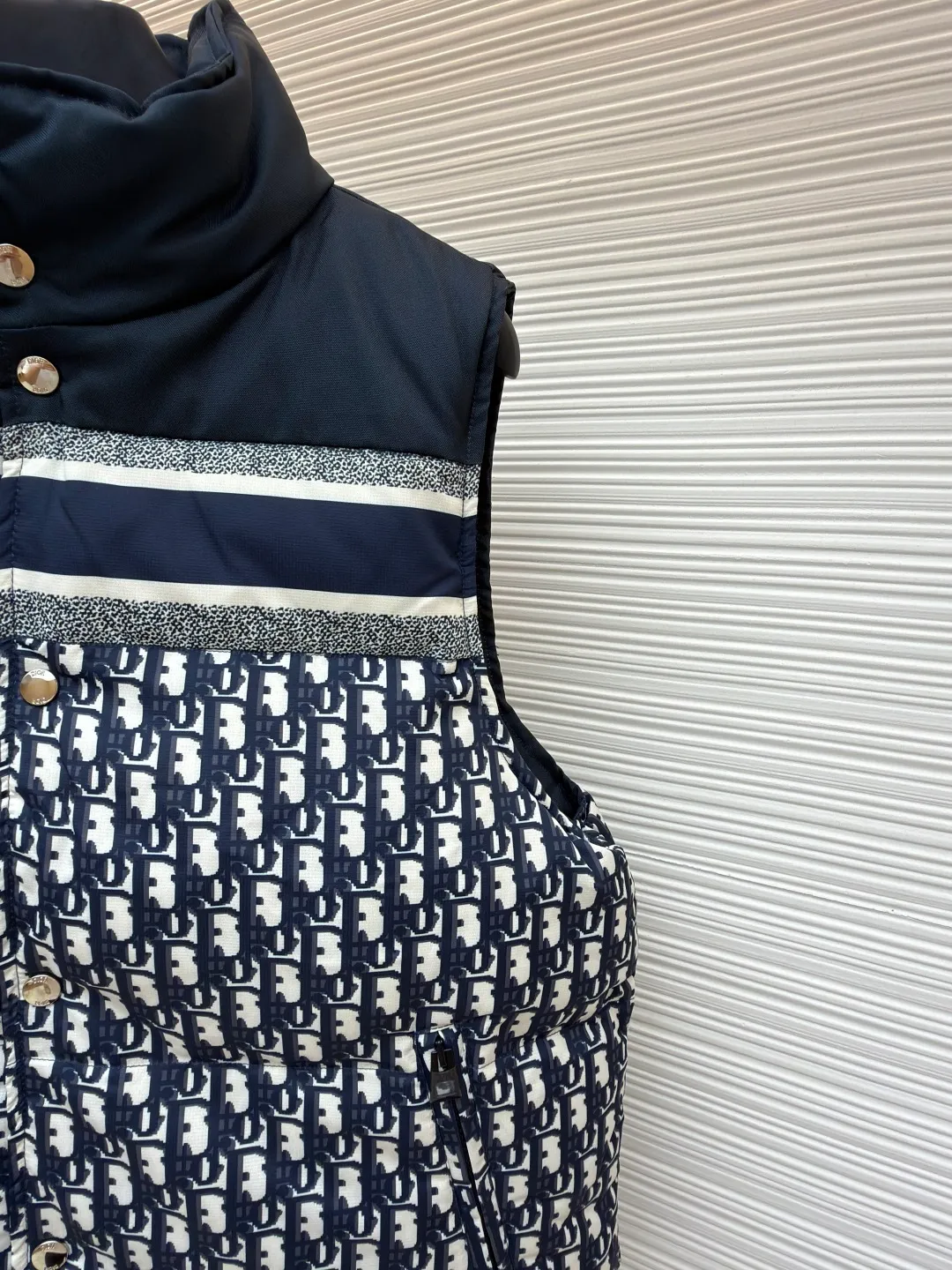 Dior full-print jacquard double-sided vest ●Item number: 1681213-C55 ●Material: down fabric ●Technology: mechanical down filling ●Color: dark blue ●Version: fitted version ●Weight: about 820 grams ●Size: S-M-L-XL-XXL ●Description: We uniformly choose to use mcgs machine filling, based on the amount of down filling for each cut piece, the fluffiness of the down stirring, the down liner's 900 density double-layer gallbladder comes with an anti-leakage coating, which maintains the shape of the down and ensures that the down does not move after dry cleaning. , the interior is lined with 900 density and comes with an anti-running velvet coating. The cuffs and collar are made of original Velcro, which is durable. The accessories and hardware are all custom-made from the original factory. Details determine the quality. Customized double-sided printed fabrics. It took 60 days to perfectly restore the overall presbyopia logo. zp, super soft feel, exquisite pattern design and positioning, soft and anti-static fabric! The overall wiring is straight and delicate, the fabric is comfortable and soft, and the color is consistent without color difference. It can be matched with the same style to create a fashionable look and control various occasions. Customized accessories, complete with three standards, same style for men and women!