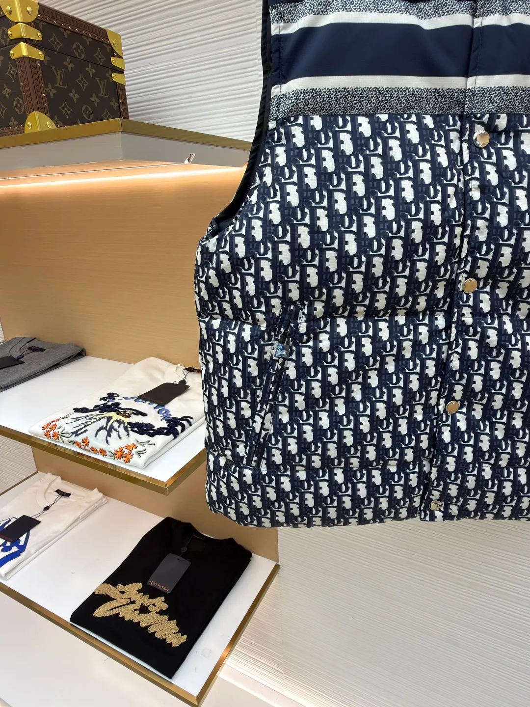 Dior full-print jacquard double-sided vest ●Item number: 1681213-C55 ●Material: down fabric ●Technology: mechanical down filling ●Color: dark blue ●Version: fitted version ●Weight: about 820 grams ●Size: S-M-L-XL-XXL ●Description: We uniformly choose to use mcgs machine filling, based on the amount of down filling for each cut piece, the fluffiness of the down stirring, the down liner's 900 density double-layer gallbladder comes with an anti-leakage coating, which maintains the shape of the down and ensures that the down does not move after dry cleaning. , the interior is lined with 900 density and comes with an anti-running velvet coating. The cuffs and collar are made of original Velcro, which is durable. The accessories and hardware are all custom-made from the original factory. Details determine the quality. Customized double-sided printed fabrics. It took 60 days to perfectly restore the overall presbyopia logo. zp, super soft feel, exquisite pattern design and positioning, soft and anti-static fabric! The overall wiring is straight and delicate, the fabric is comfortable and soft, and the color is consistent without color difference. It can be matched with the same style to create a fashionable look and control various occasions. Customized accessories, complete with three standards, same style for men and women!