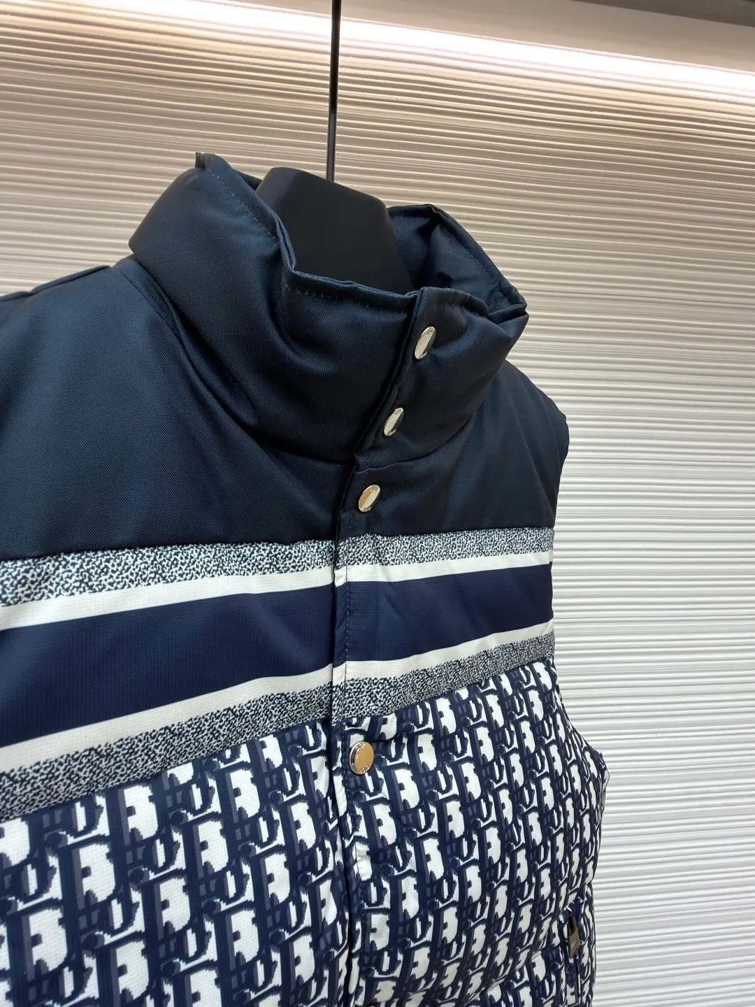 Dior full-print jacquard double-sided vest ●Item number: 1681213-C55 ●Material: down fabric ●Technology: mechanical down filling ●Color: dark blue ●Version: fitted version ●Weight: about 820 grams ●Size: S-M-L-XL-XXL ●Description: We uniformly choose to use mcgs machine filling, based on the amount of down filling for each cut piece, the fluffiness of the down stirring, the down liner's 900 density double-layer gallbladder comes with an anti-leakage coating, which maintains the shape of the down and ensures that the down does not move after dry cleaning. , the interior is lined with 900 density and comes with an anti-running velvet coating. The cuffs and collar are made of original Velcro, which is durable. The accessories and hardware are all custom-made from the original factory. Details determine the quality. Customized double-sided printed fabrics. It took 60 days to perfectly restore the overall presbyopia logo. zp, super soft feel, exquisite pattern design and positioning, soft and anti-static fabric! The overall wiring is straight and delicate, the fabric is comfortable and soft, and the color is consistent without color difference. It can be matched with the same style to create a fashionable look and control various occasions. Customized accessories, complete with three standards, same style for men and women!