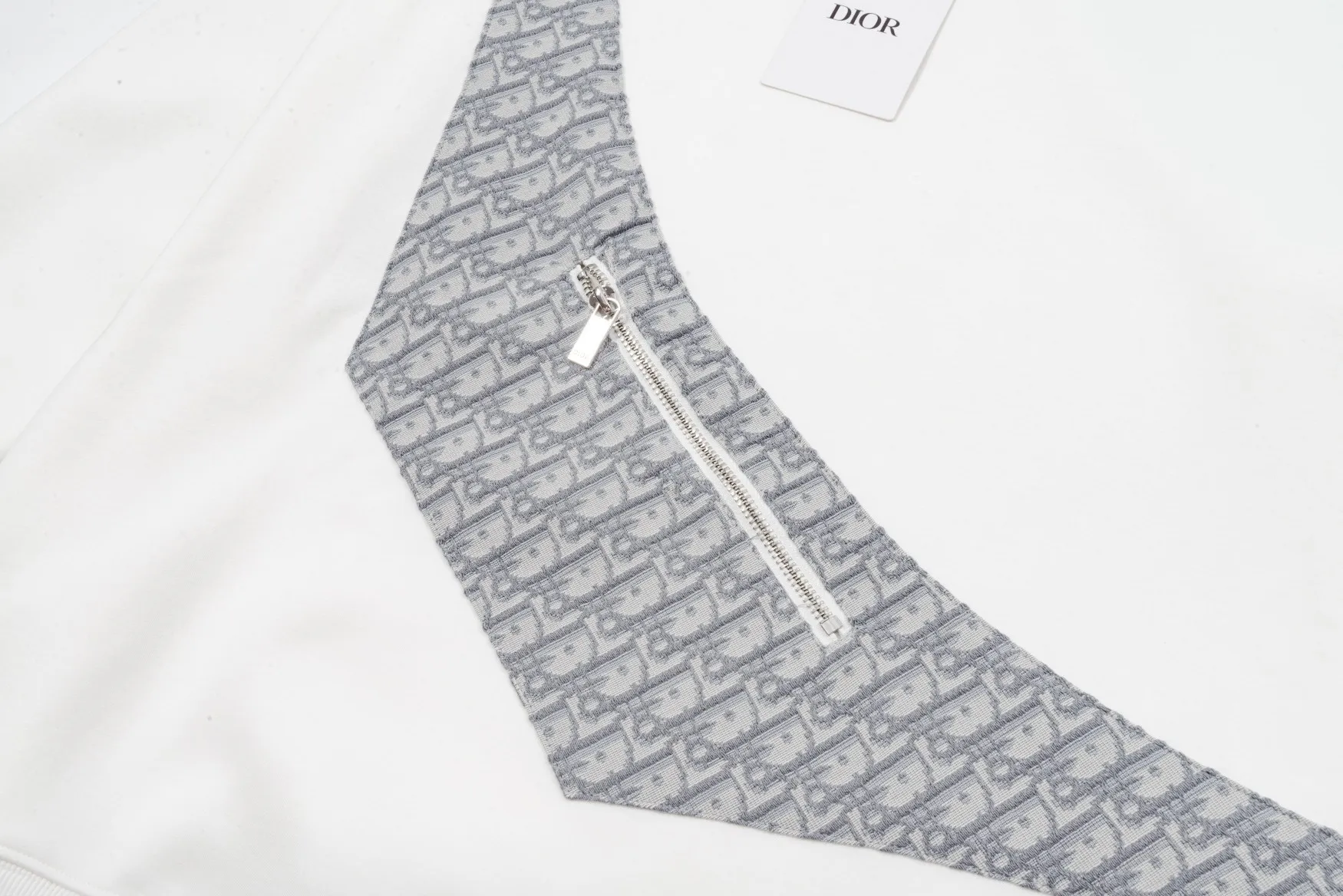 🅿️300 Dior DIOR's new cloth-coloured pocket sweatshirt, high quality🔥The front panel is decorated with cloth zipper pockets, and the fabric is compounded with Austrian velvet. The ribbing is specially customized. The fabric is comfortable and soft, restoring the trend brought by special craftsmanship, custom-made and dyed, complete with three standards. Non-market ordinary version. Compare at will. Quality is absolutely guaranteed. Same style for men and women. Color: Black White Size: S M L XL [Style No. A3332]